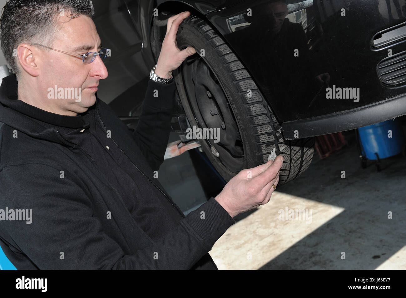 Profil Rad Gebrauchtwagen Werkstatt Reparatur Anti-Rutsch-Fehler Suche Reifen Reifen Stockfoto