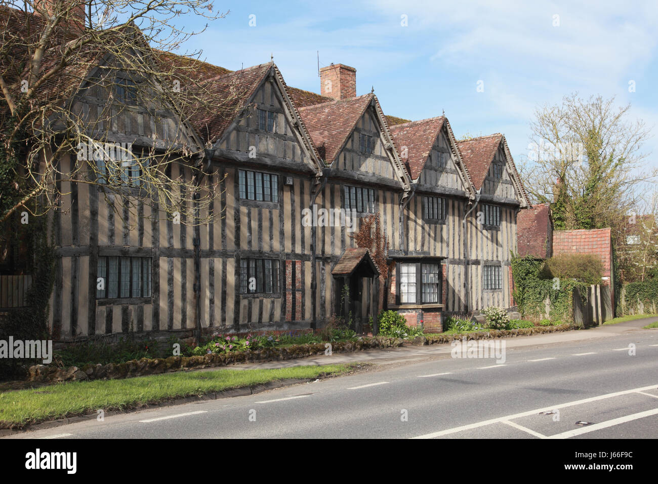 Ein Ende des 16. Jahrhunderts eine halbe Fachwerkhaus an der Hauptstraße A423 in langen Itchington, Warwickshire Stockfoto