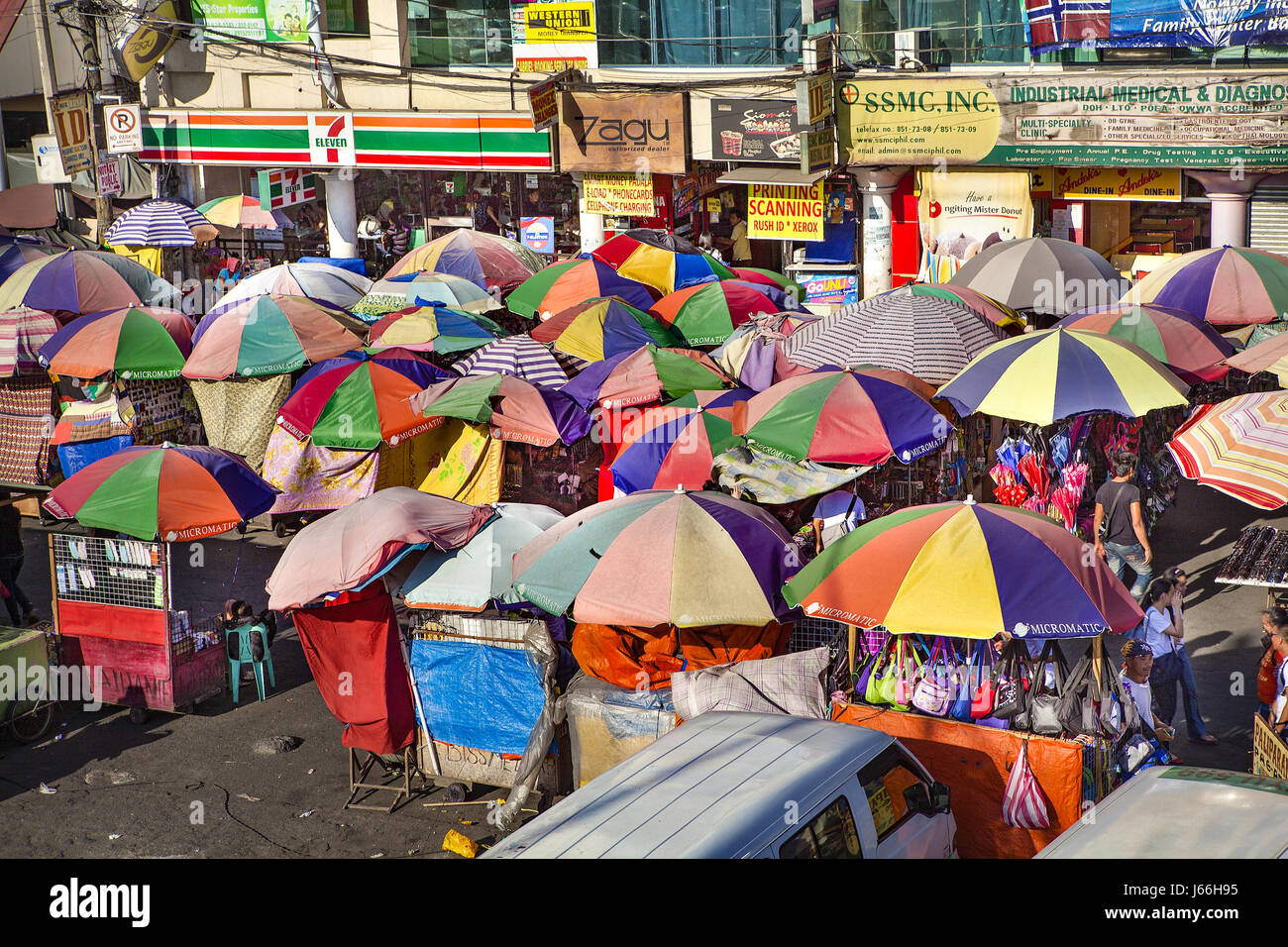 Bunte Sonnenschirme Schatten Käufern und Verkäufern in den Baclaran Freiluftmarkt in Manila, Philippinen. Stockfoto