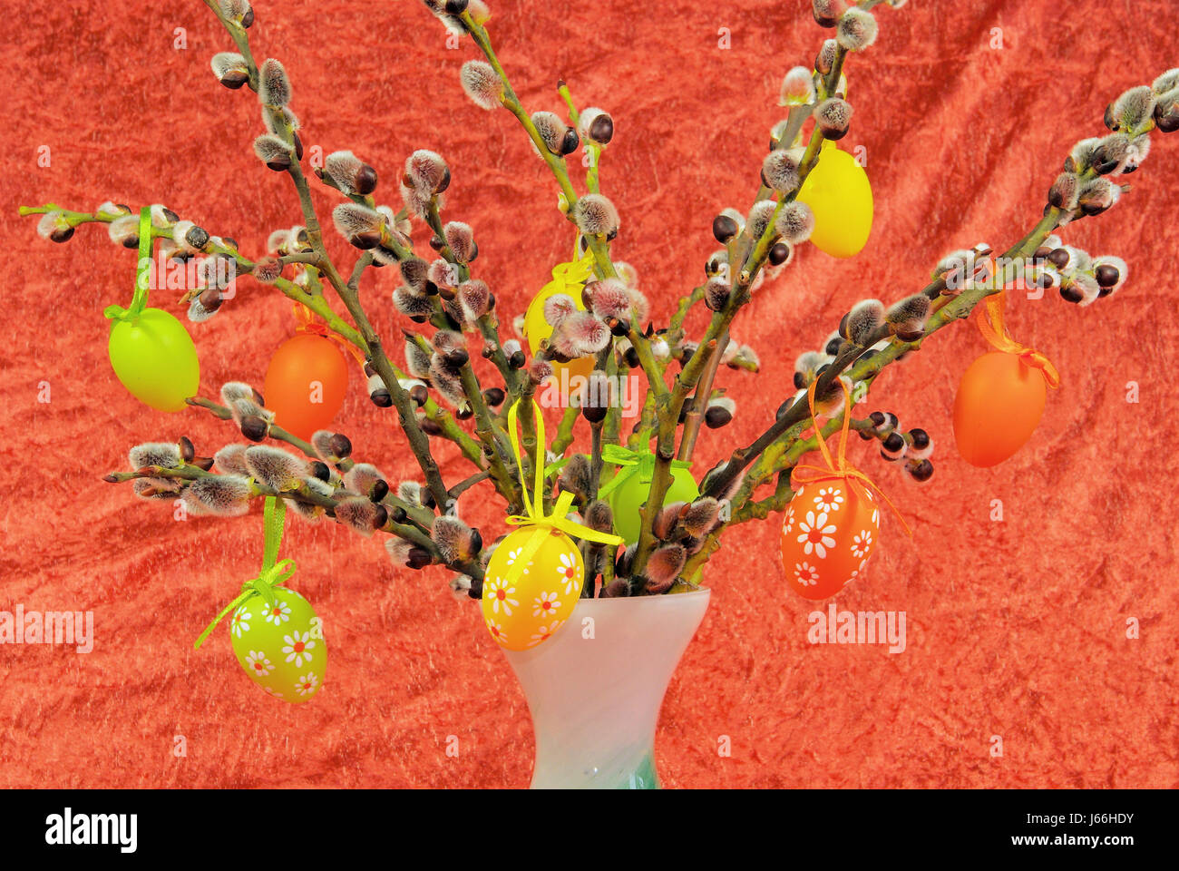 Ostern Vase grün Ostern Zweig Osterei Ei Willow Catkin rote gelbe vase Stockfoto