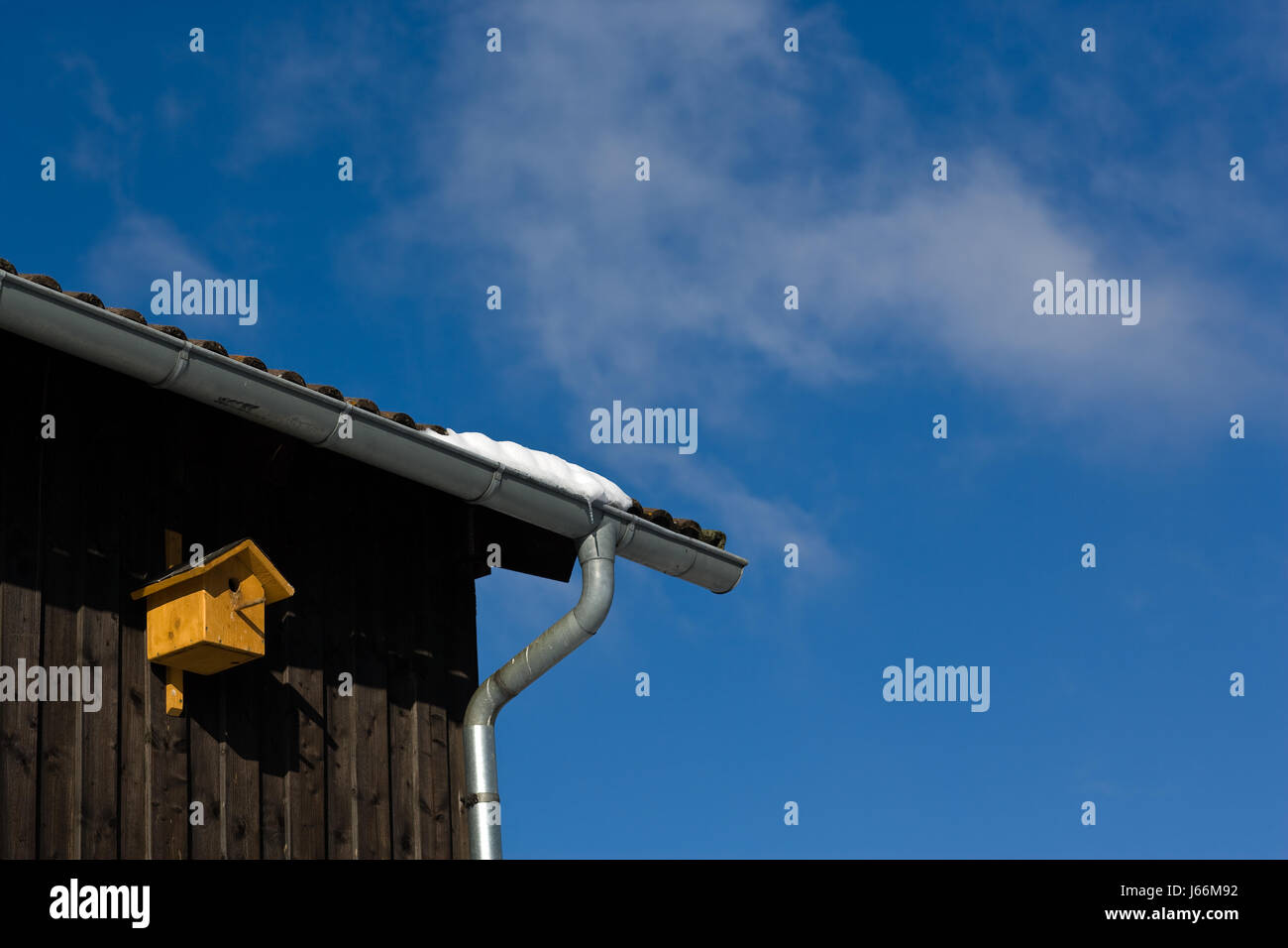 Hausbau-Voliere sinnvoll Wand blaue Winter Holz kalten Nest winterliche Vogelhaus Stockfoto