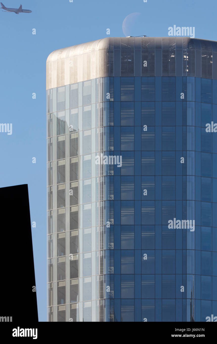 Fernblick von Broadgate mit Richard Serra Skulptur. Angel Court, London, Vereinigtes Königreich. Architekt: Fletcher Priester, 2017. Stockfoto