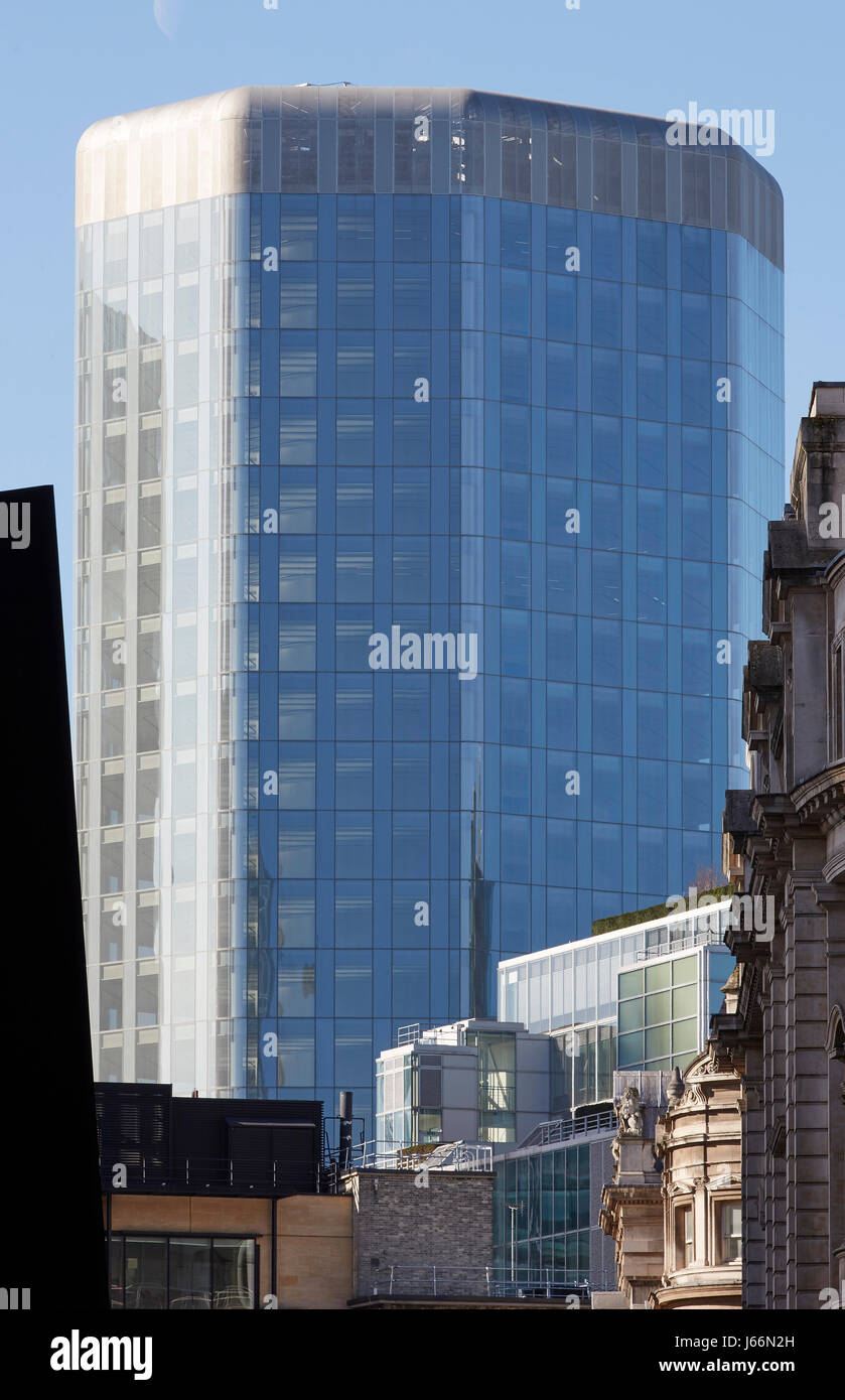 Fernblick von Broadgate mit Richard Serra Skulptur. Angel Court, London, Vereinigtes Königreich. Architekt: Fletcher Priester, 2017. Stockfoto