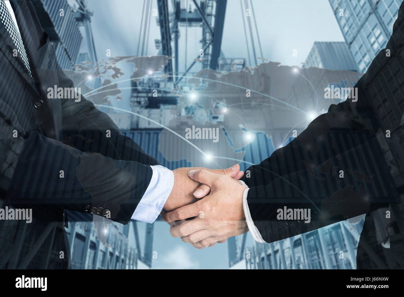 Doppelbelichtung von einem Geschäftsmann Handschlag mit Karte globaler Partner Verbindung von Containerladung Frachtschiff für Logistik Import/Export Hintergrund ( Stockfoto