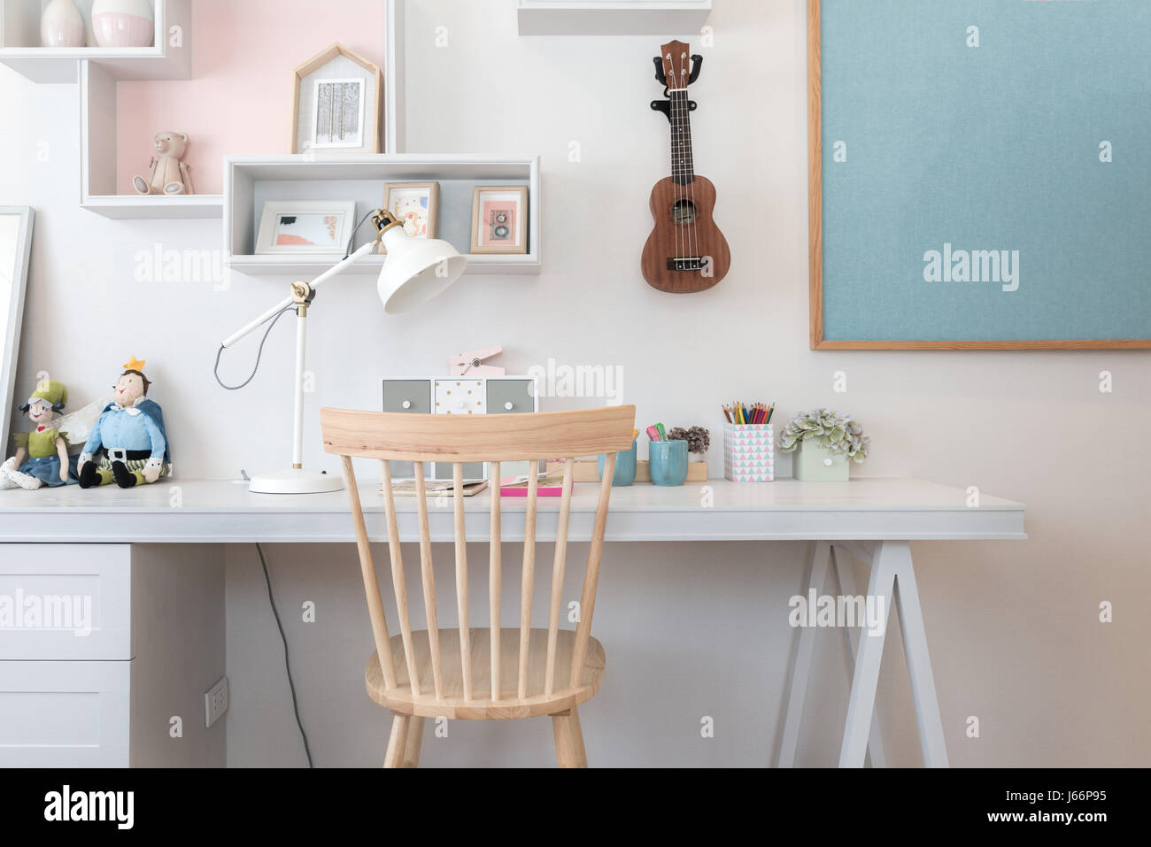 Briefpapier auf dem Schreibtisch im Kinderzimmer zu Hause. Einrichtung der Kinderzimmer. Stockfoto