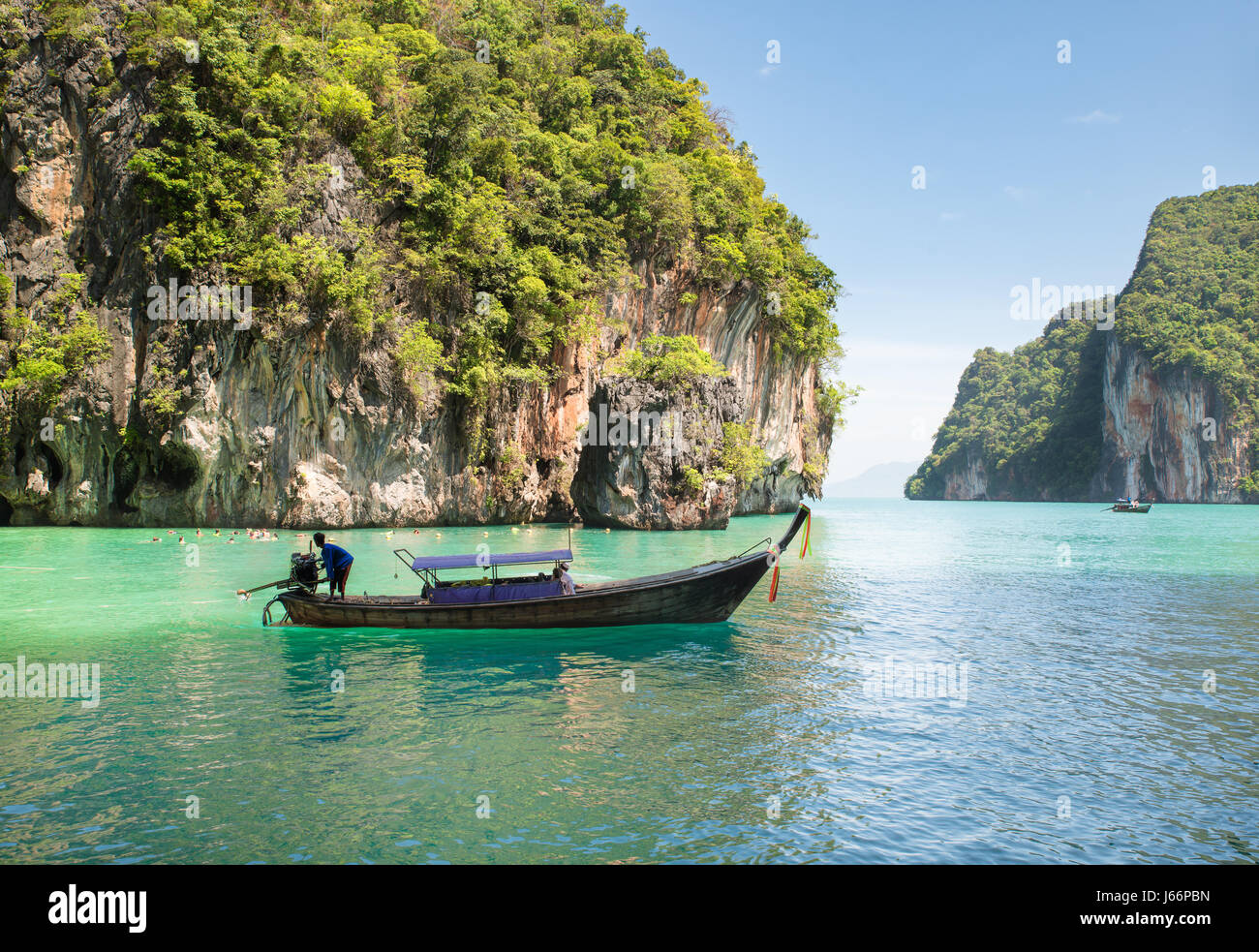 Schöne Landschaft der Felsen Berge und kristallklares Meer mit Longtail Boot in Phuket, Thailand. Sommer, Reisen, Urlaub, Urlaub Konzept. Stockfoto