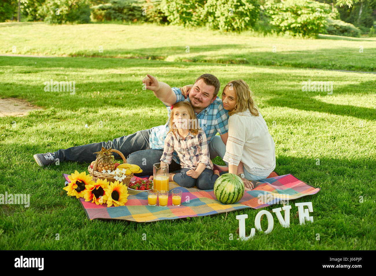 Junge Familie haben Landpartie in einem Park. Stockfoto