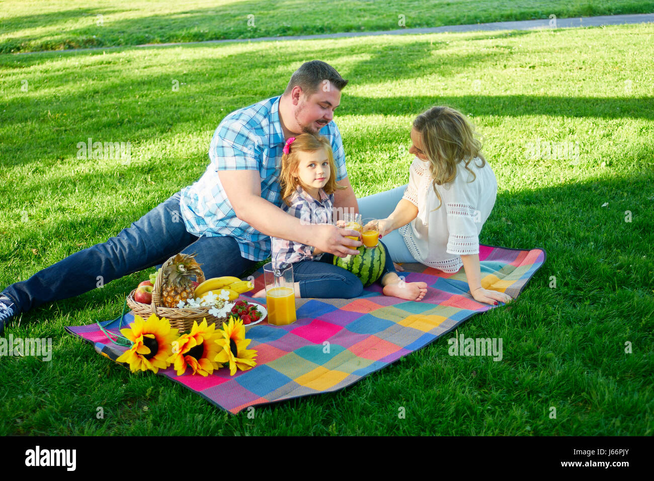 Junge Familie haben Landpartie in einem Park. Stockfoto