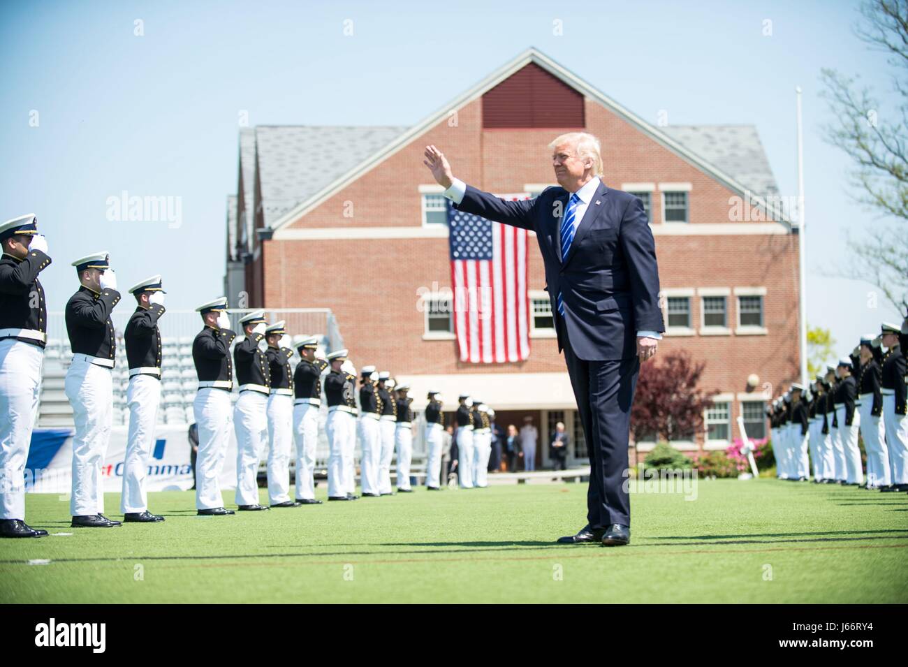 US-Präsident Donald Trump "Wellenlinien" da er für die 136. Abschlussfeier der Coast Guard Academy 17. Mai 2017 in New London, Connecticut kommt. Stockfoto