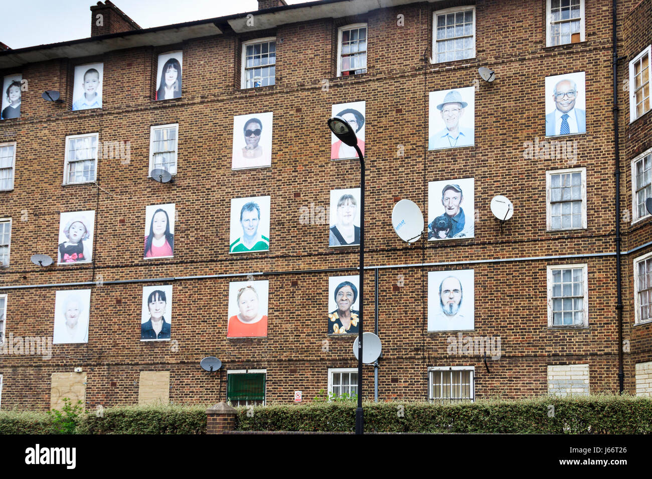 "Ich bin hier", ein öffentliches Kunstwerk von flüchtigen Bildern auf Samuel House, Haggerston Estate, Dunston Road, Hackney, London, UK Stockfoto