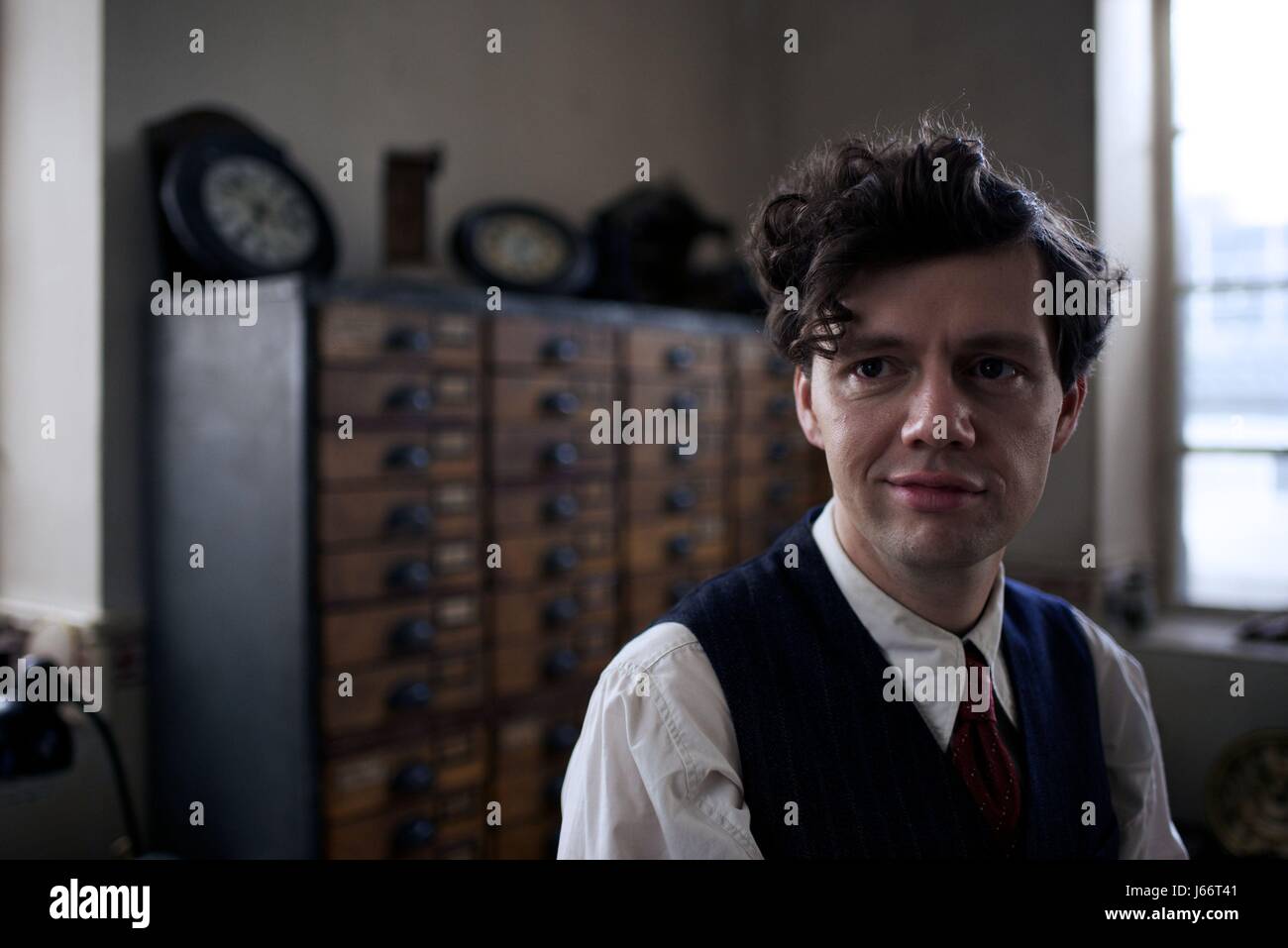 Erscheinungsdatum: 30. Juni 2017 Titel: 13 Minuten STUDIO: Columbia Bilder Regie: Oliver Hirschbiegel PLOT: Georg Elsers Attentats auf Adolf Hitler im November 1939, schlägt fehl, und er wird verhaftet. Während seiner Haft erinnert er sich die Ereignisse im Vorfeld zu seinem Grundstück und seine Gründe für die Entscheidung, solche drastische Maßnahmen zu ergreifen. Darsteller: Christian Friedel als Georg Elser. (Credit: Sony Pictures Classics/Unterhaltung Bilder) Stockfoto