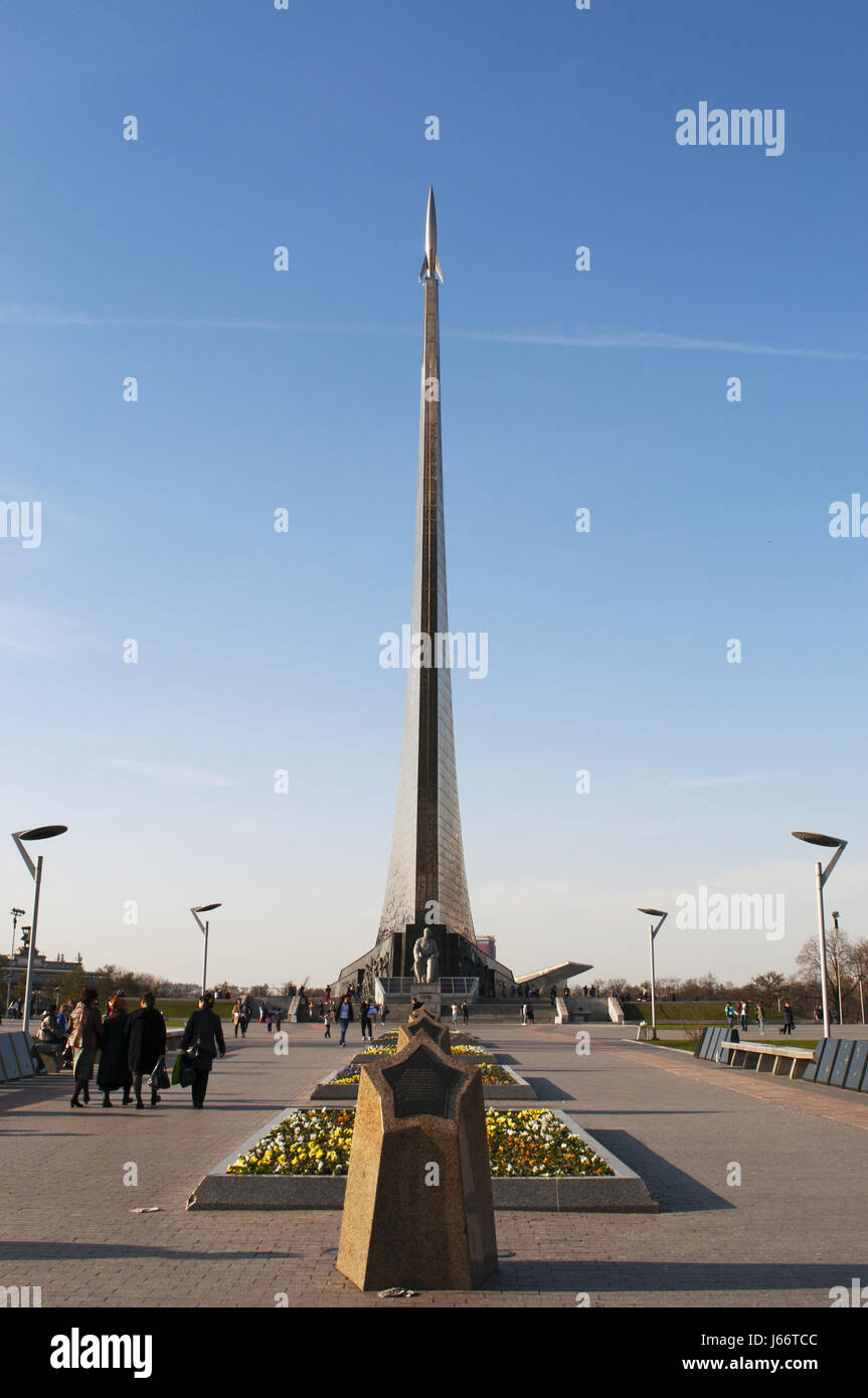 Der Garten am Prospekt Mira und das Monument für die Eroberer des Raumes, gebaut, um die Errungenschaften des sowjetischen Volkes in der Weltraumforschung zu feiern Stockfoto