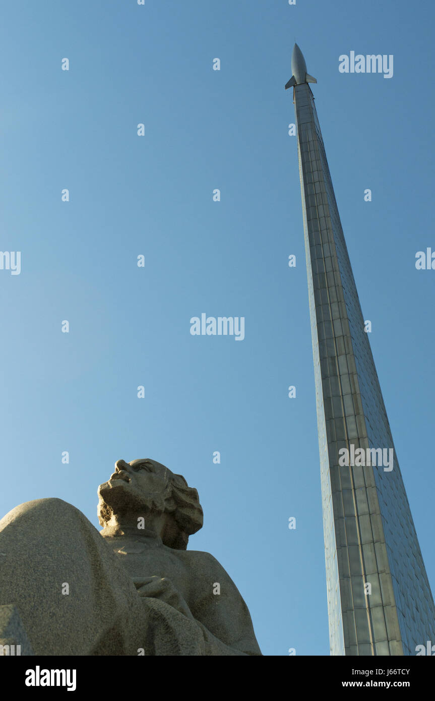 Statue von Konstantin Tsiolkovsky, Vorläufer der Raumfahrt und das Monument für die Eroberer des Raumes, gebaut, um die sowjetische Raumfahrt zu feiern Stockfoto