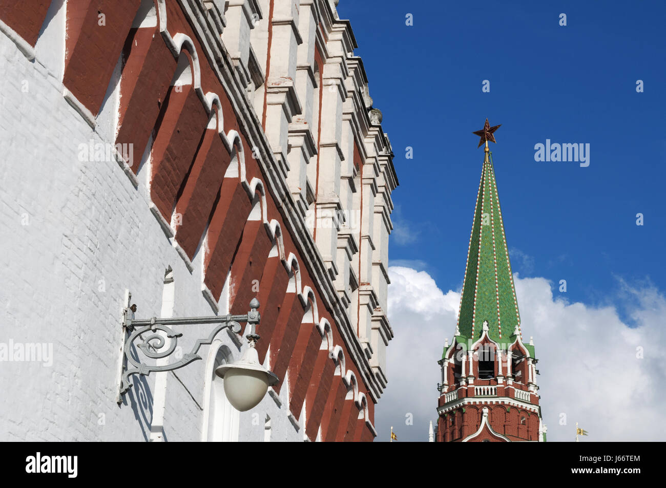 Moskau: Troitskaya Tower (Trinity Tower) und der Kutafiya-Turm, zwei der Kreml-Mauer Türme gebaut von italienischen Architekten Aloisio da Milano Stockfoto