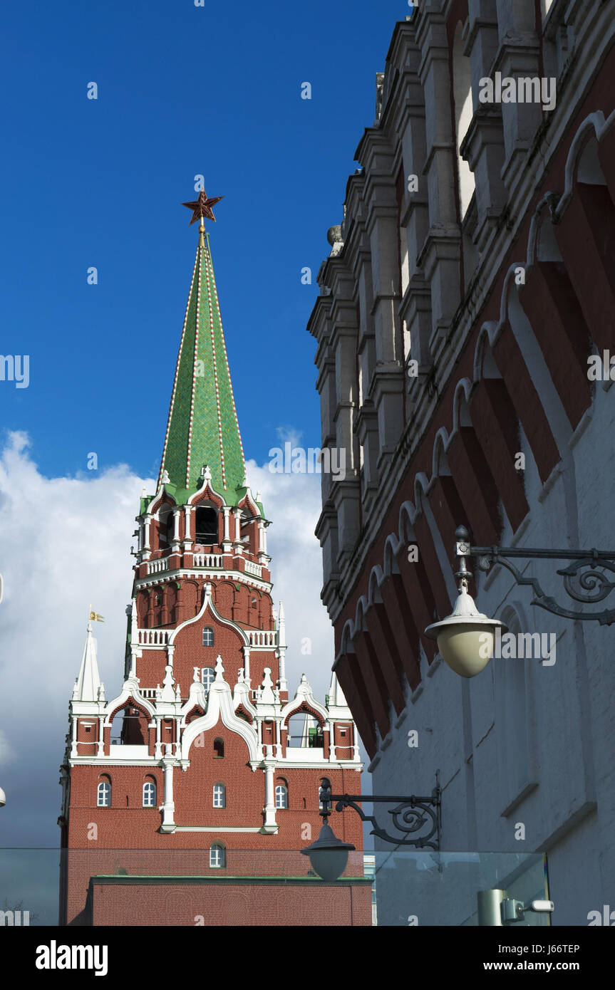 Moskau: Troitskaya Tower (Trinity Tower) und der Kutafiya-Turm, zwei der Kreml-Mauer Türme gebaut von italienischen Architekten Aloisio da Milano Stockfoto