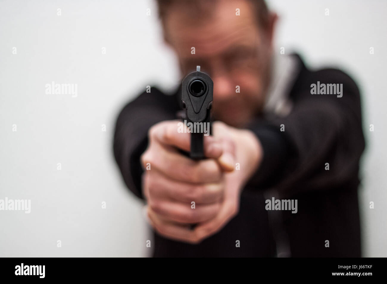 Der Mann Mit Der Waffe In Der Hand Und Ziel Auf Eine Andere Person Droht Zu Schiessen Stockfotografie Alamy