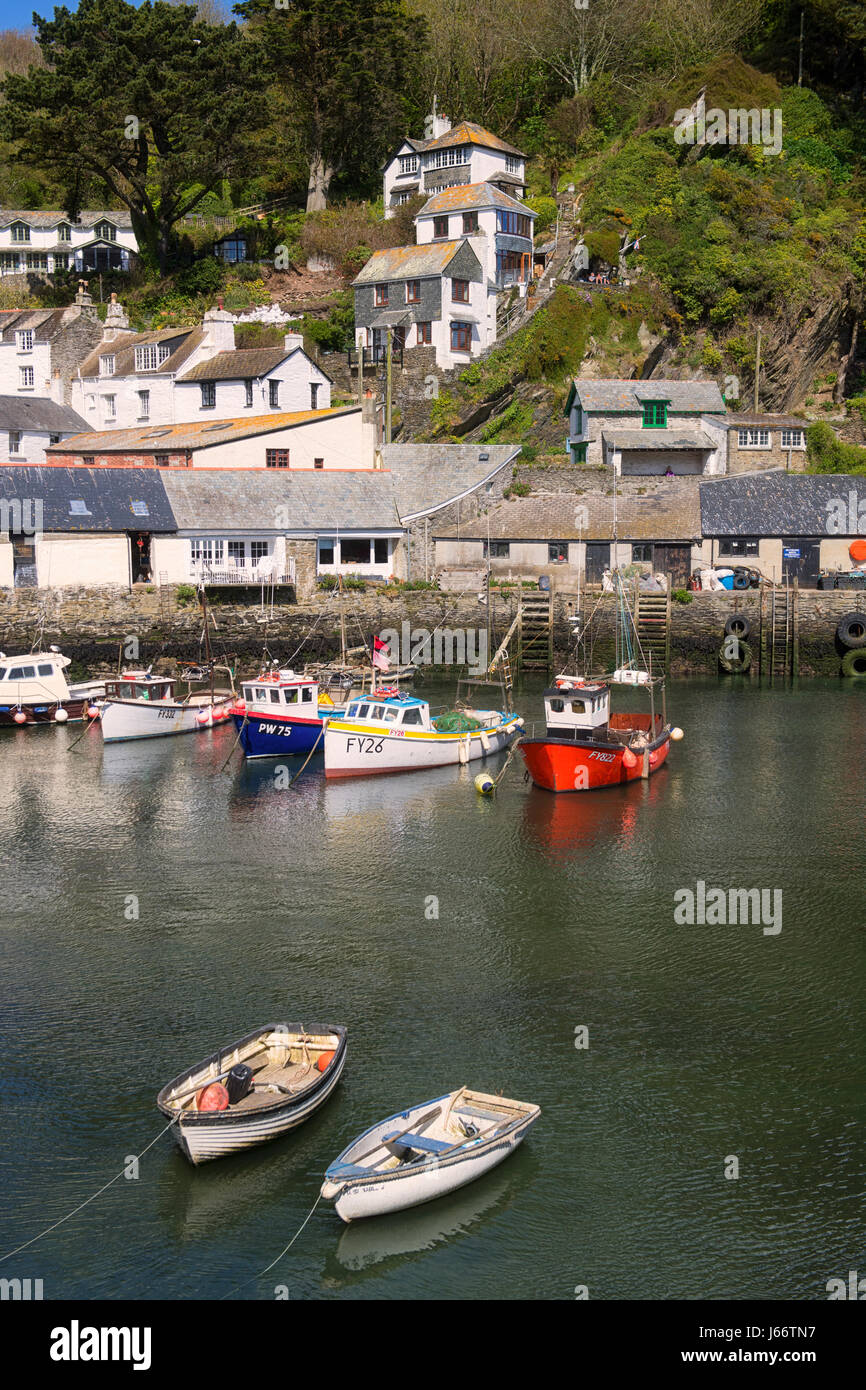 Boote in Polperro Hafen, Cornwall, England, UK Stockfoto