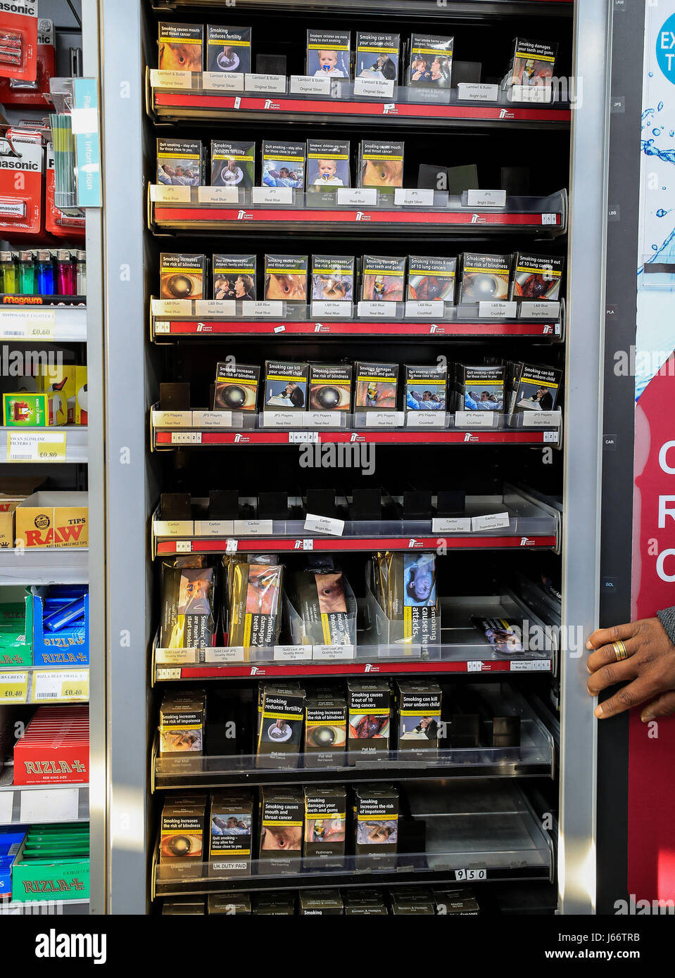 Zigaretten und Tabak für den Verkauf in einem Tante-Emma-Laden in Liverpool in standardisierte Verpackungen tragen grafische Warnhinweise über die Gefahren des Rauchens als Regeln entworfen, um zu verhindern, dass junge Menschen, die die Gewohnheit kommen voll zum tragen an diesem Wochenende. Stockfoto