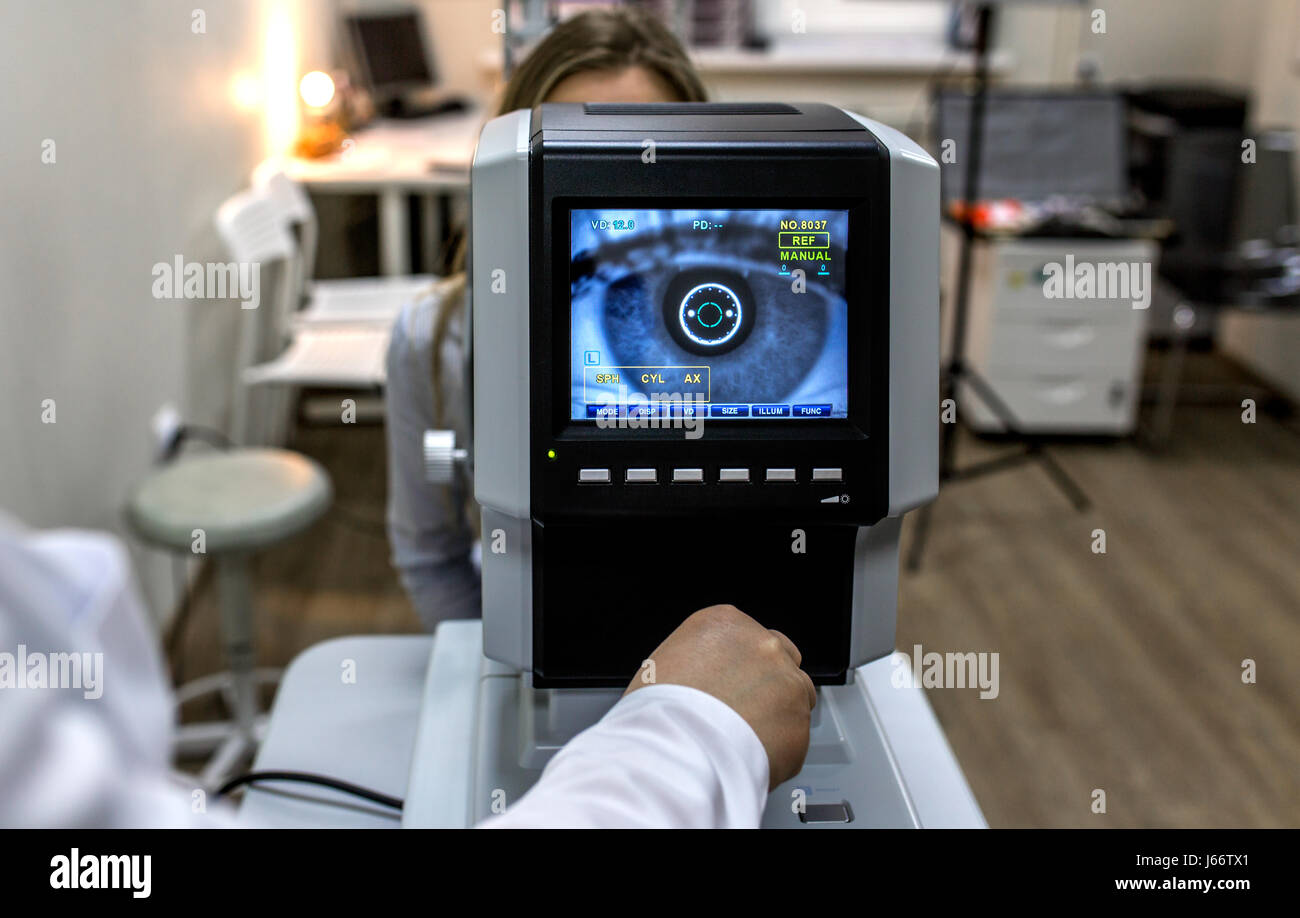 Die optischen Instrumente für untersucht den Anblick. Augenarzt Untersuchung Patientin in Augenklinik Stockfoto