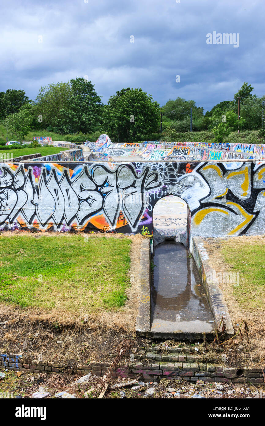 Der viktorianische Abwasser filter Betten in Markfield Park, jetzt als Fahrrad und Skateboard Werk verwendet und mit Graffiti, Tottenham, London, UK eingerichtet Stockfoto