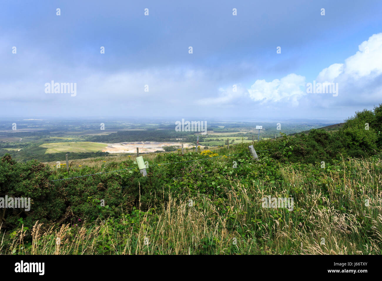 Blick von der South West Coast Path, Dorset, Großbritannien, über Heide und die Armee Schiessanlagen Stockfoto