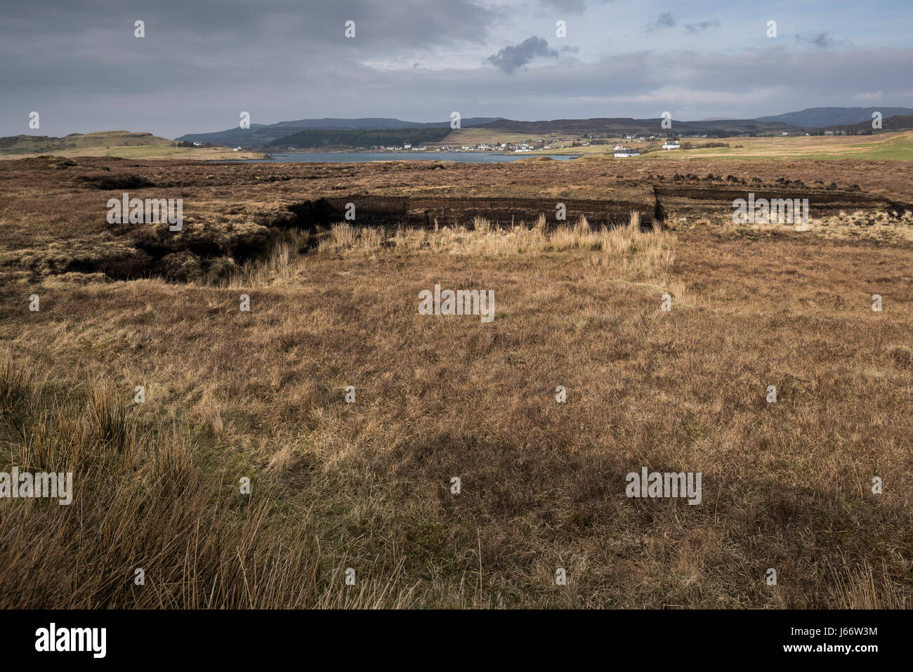 Aufenthaltskosten Torfabbau und Trocknung in der Nähe von Loch Dunvegan, Isle Of Skye, Schottland. Stockfoto