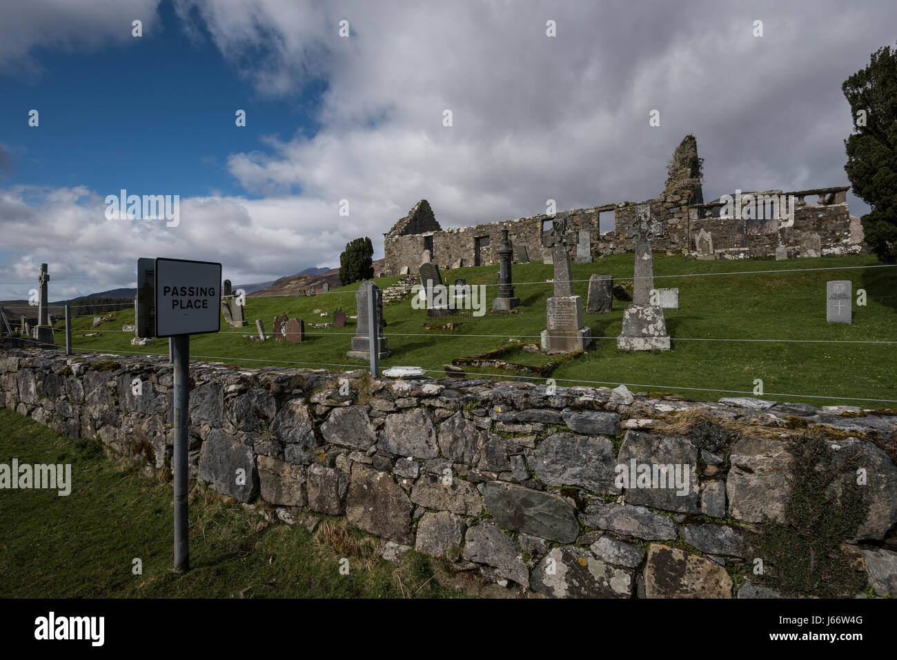 Vorbeifahrenden Ort Zeichen auf einspurigen Straße unangemessen angrenzend an Friedhof und Kirche in der Nähe von Torrin auf der Isle Of Skye, Schottland ruiniert. Stockfoto