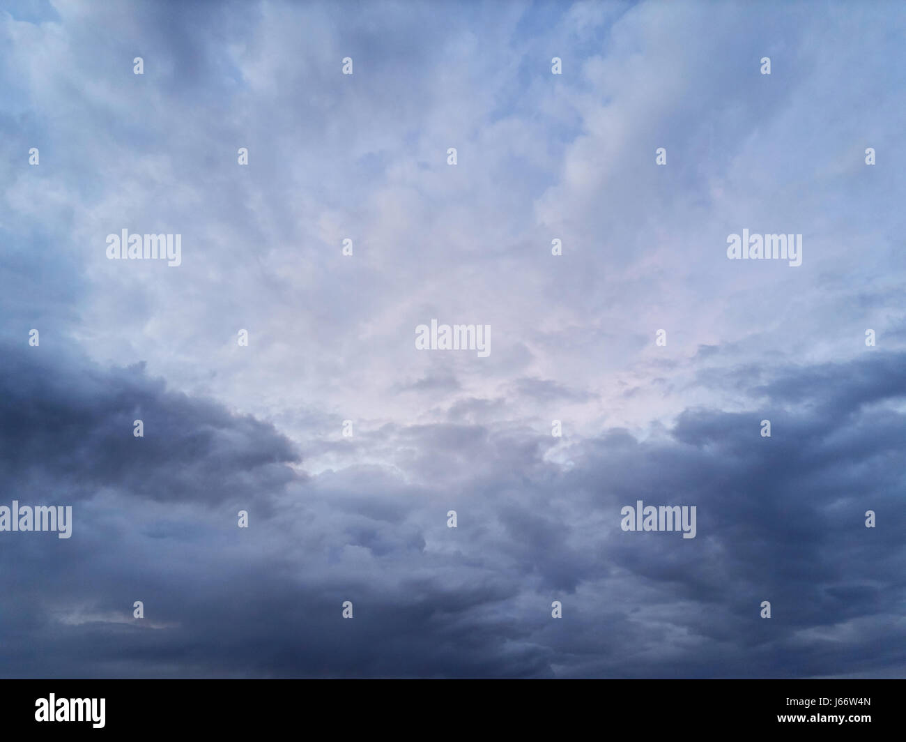 Dramatische flauschige Wolke Hintergrund. Grauen Himmel bewölkt Textur Stockfoto