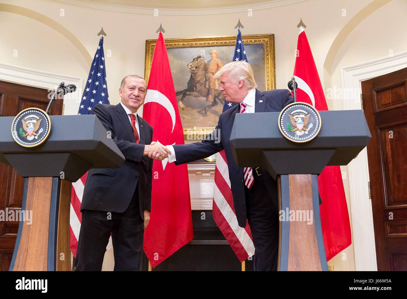 US-Präsident Donald Trump schüttelt die Hand mit der türkische Präsident Recep Tayyip Erdogan nach einer gemeinsamen Pressekonferenz im Roosevelt Room des weißen Hauses 16. Mai 2017 in Washington, D.C. Stockfoto