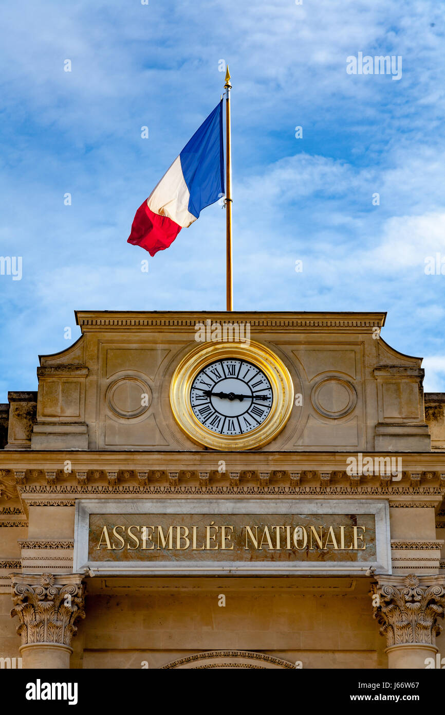 Paris, Frankreich - 16. Mai 2017: Ansicht der Assemblée nationale (Palais Bourbon) Rückseite Blick vom Place du Palais Bourbon. Stockfoto