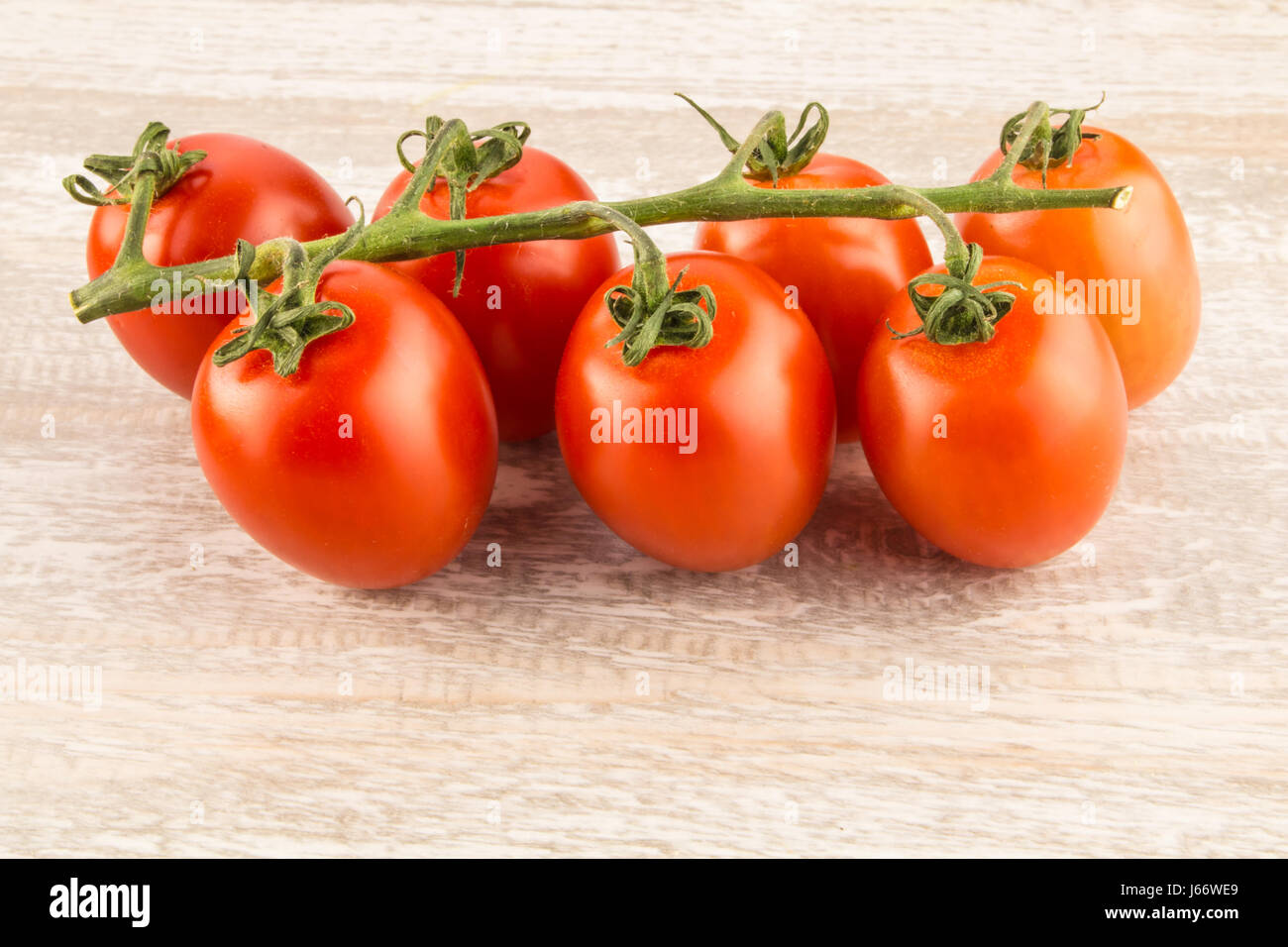 Tomaten auf einem weißen Hintergrund Holz hautnah Stockfoto