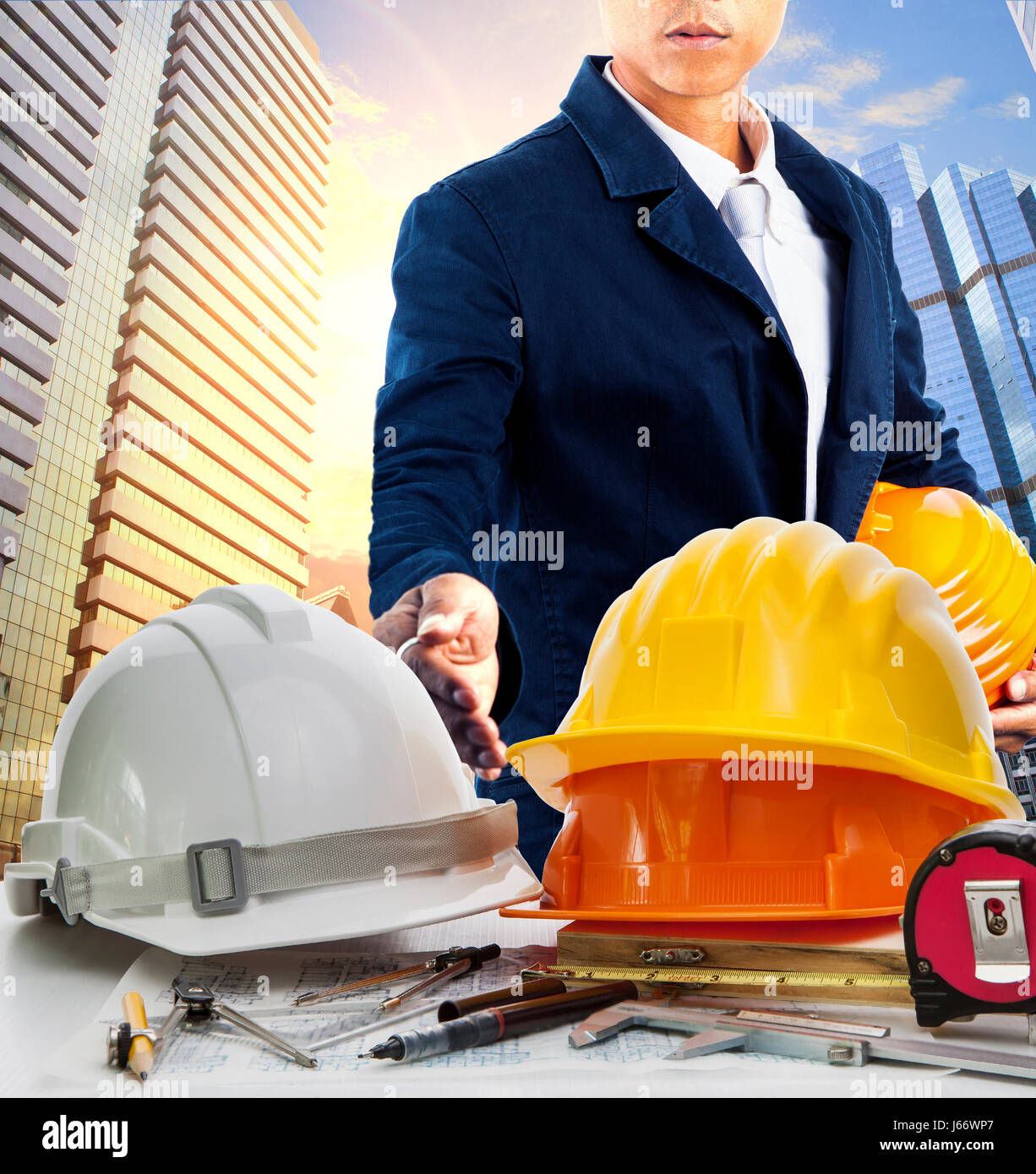 Ingenieur-Mann und Arbeitstisch gegen Sky Scrapper urbanen Szene gebräuchlich für Land-Entwicklung und Architektur-Beruf-Thema Stockfoto