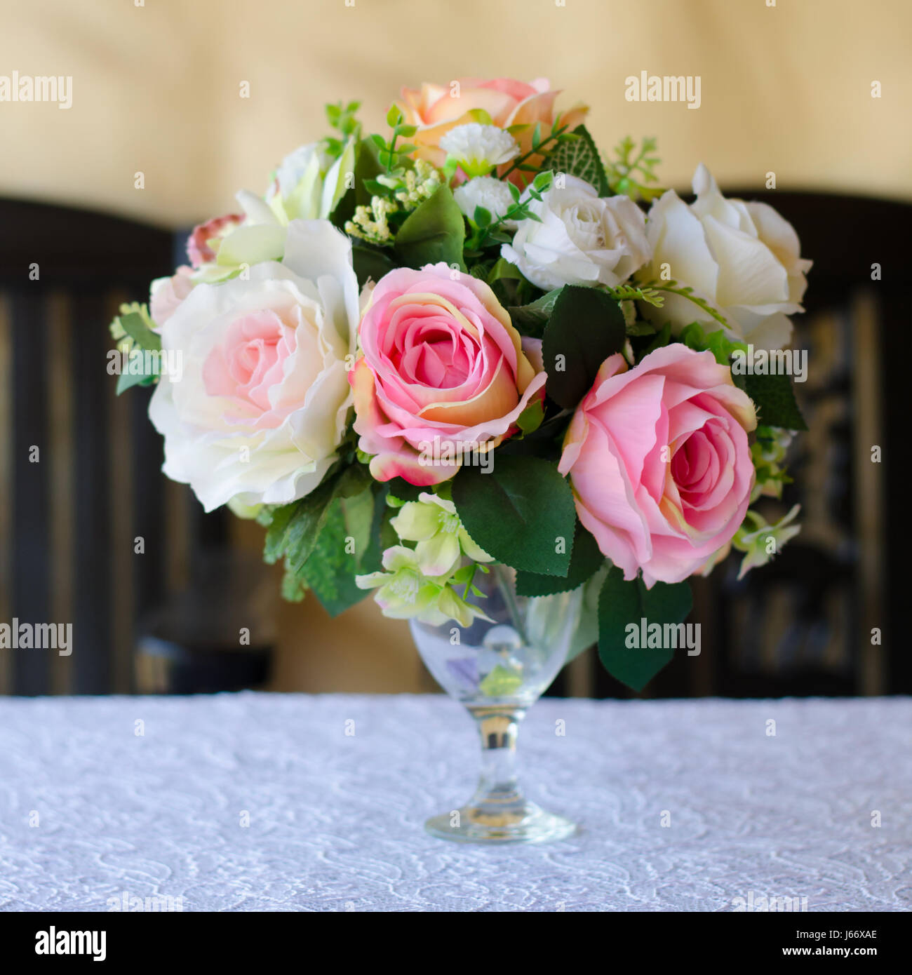 Rose fake Blume im Topf, rosa Blüten aus Stoff Stockfoto