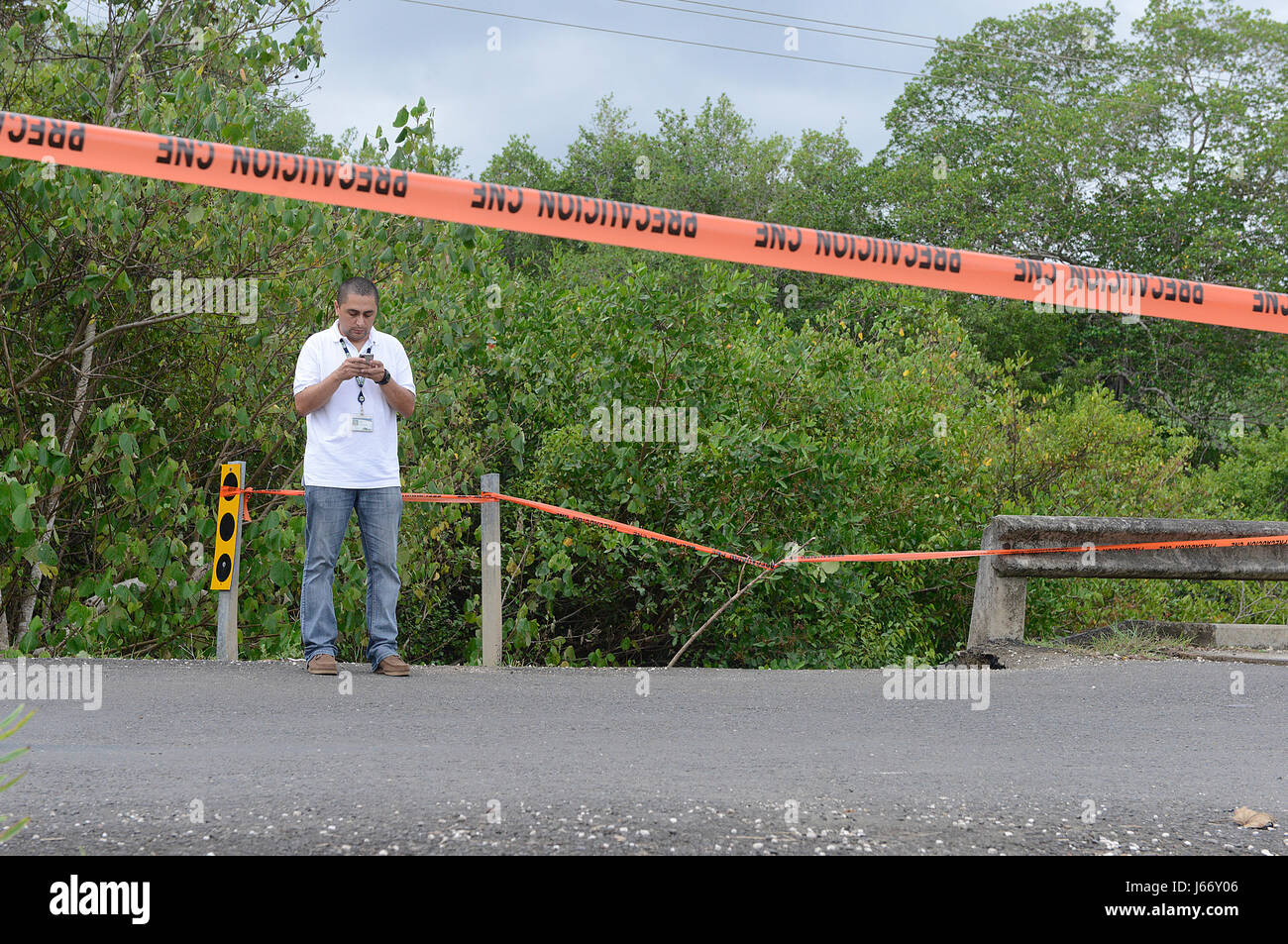 Jenzo Zuniga, untersucht mit INS Costa Rica national Versicherungsagentur, Schäden an einer Brücke in der Nähe von Sámara, nach einem Erdbeben der Stärke 7,6, stru Stockfoto