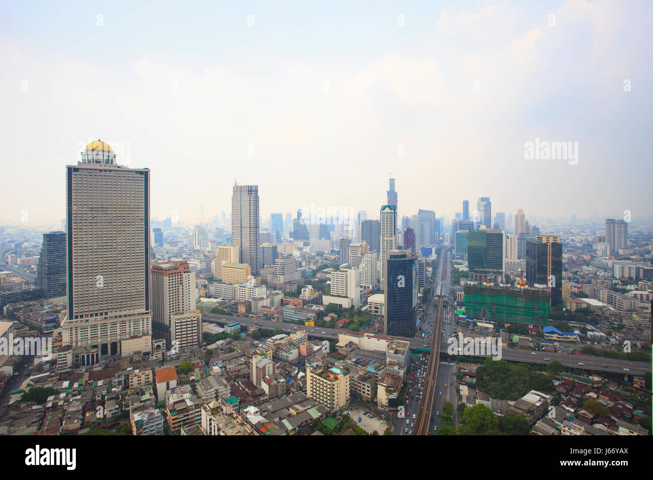 Ansicht von oben vom Gipfel Sky Scrapper im Herzen von Bangkok Thailand Wahrzeichen Gebäude Stockfoto