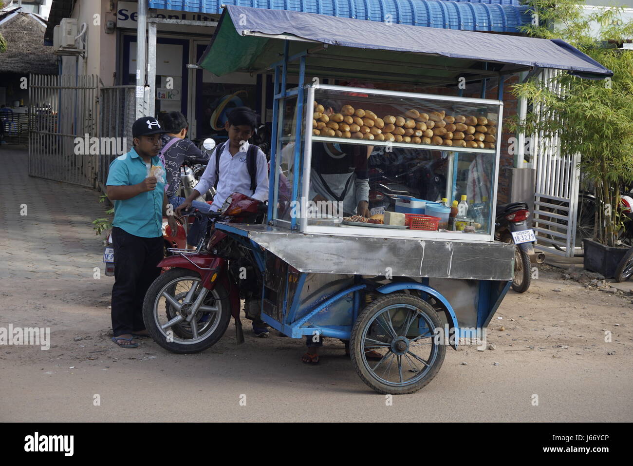mobilen Hawker Stall zu verkaufen Baguette-Sandwich in Siam Reap, Kambodscha Stockfoto