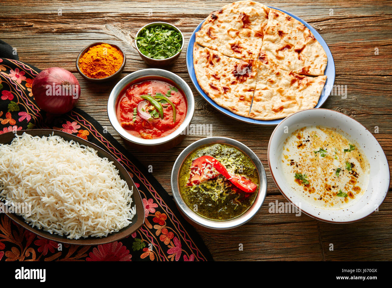 Palak Panner und Chicken Tikka Masala indische Rezepte auf Holz Stockfoto