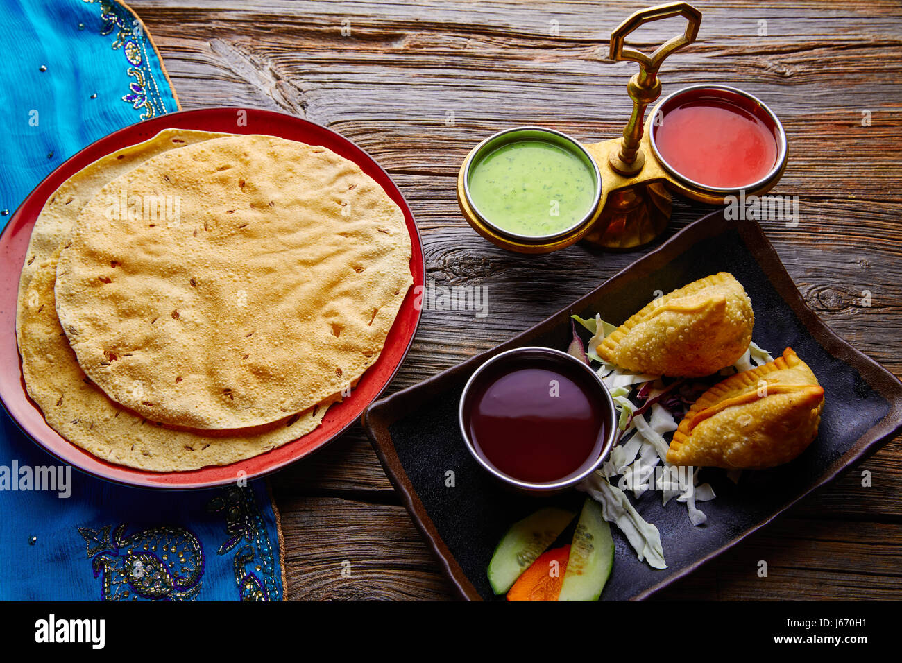 Samosa mit Papadam indischen Rezept rote und grüne Soßen Samoosa oder sambusa Stockfoto