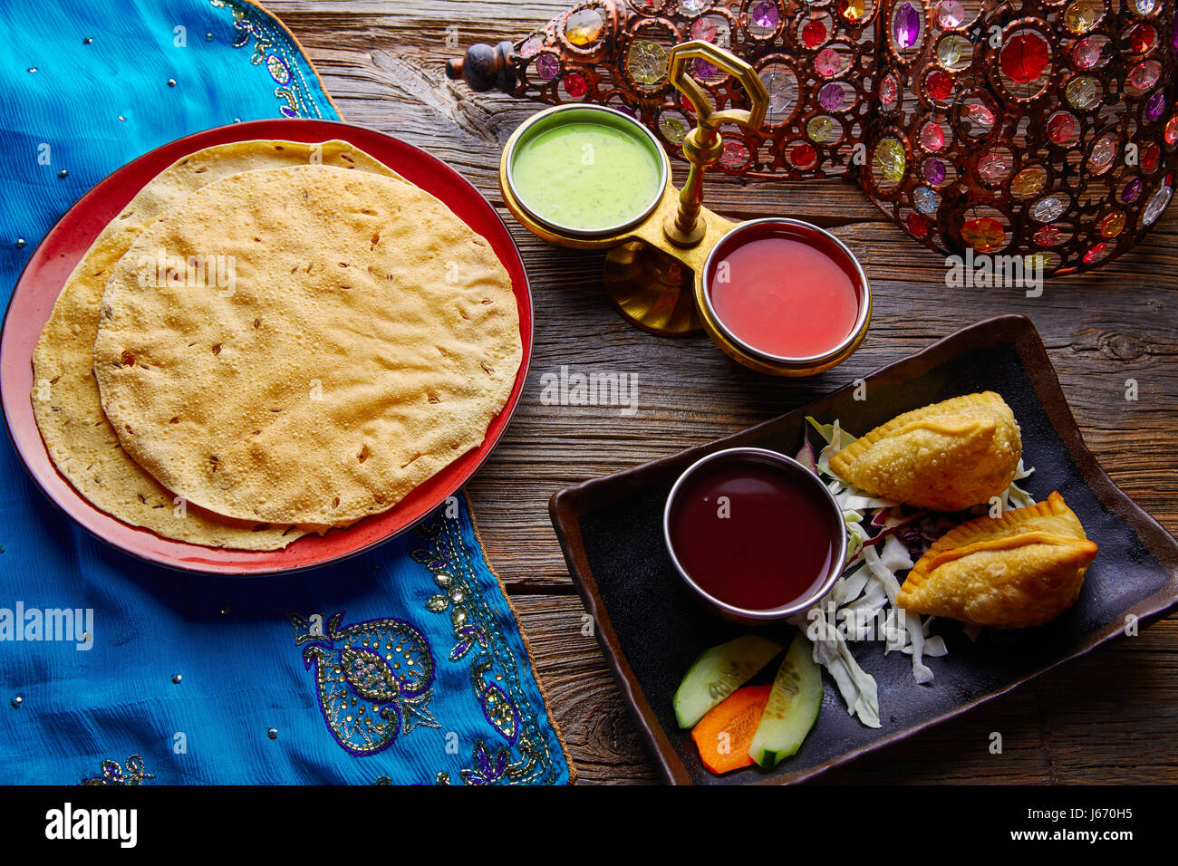 Samosa mit Papadam indischen Rezept rote und grüne Soßen Samoosa oder sambusa Stockfoto