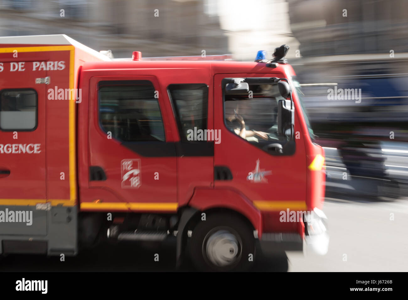Paris, Frankreich, 20. Mai 2017: Regierung Feuerwehr rot Lkw auf der Straße von Paris, Frankreich Stockfoto