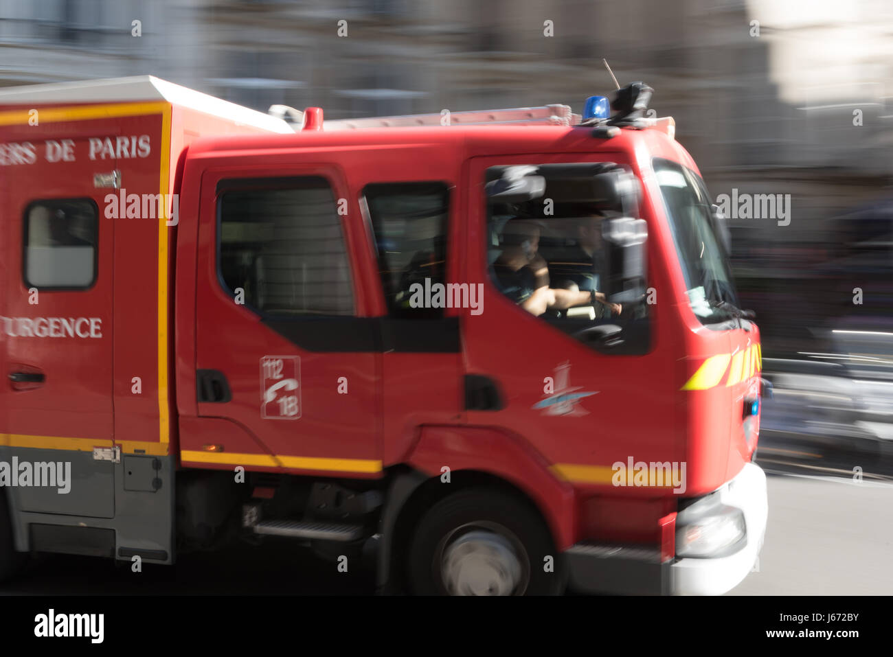 Paris, Frankreich, 20. Mai 2017: Regierung Feuerwehr rot Lkw auf der Straße von Paris, Frankreich Stockfoto