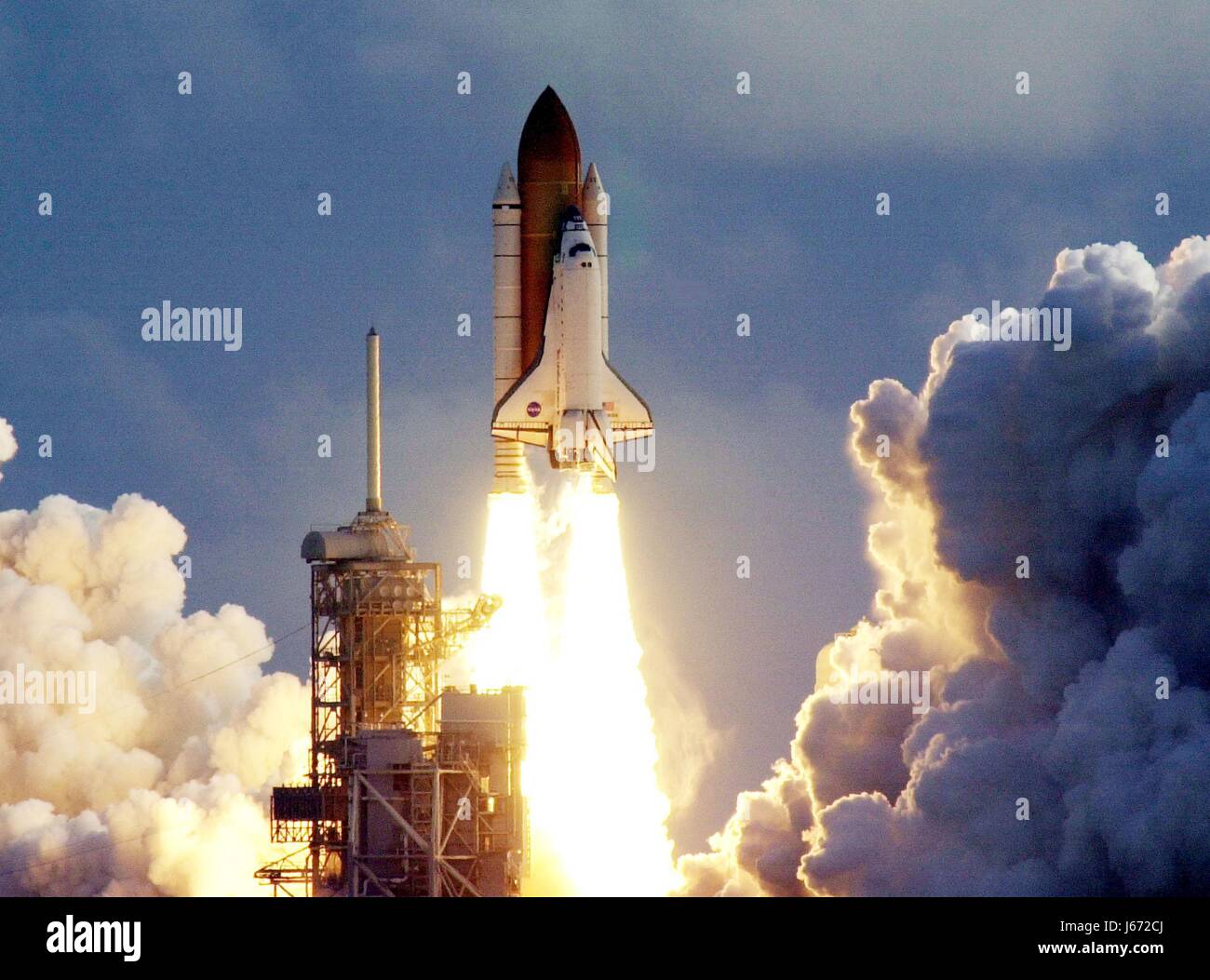 KENNEDY SPACE CENTER, Florida - Space Shuttle Atlantis löscht den Turm als es in den Weltraum auf Mission STS-106 nach einem perfekt zur pünktlichen Start um 8:45:47 Uhr EDT rauscht. Auf der 11-tägigen Mission zur internationalen Raumstation ISS wird die siebenköpfige Besatzung Unterstützung Aufgaben im Orbit, Lieferungen zu übertragen und bereiten die Wohnräume in den neu angekommenen Zvezda Testmodul. Die erste lange Dauer-Crew, genannt "Expedition One" ist voraussichtlich am Bahnhof in spät fallen. Landung der Atlantis ist für 4:45 UTC am 19. Sept. gezielt darauf vorbereiten, Ihren Verstand geblasen - NASA zusammen gesammelt hat Stockfoto
