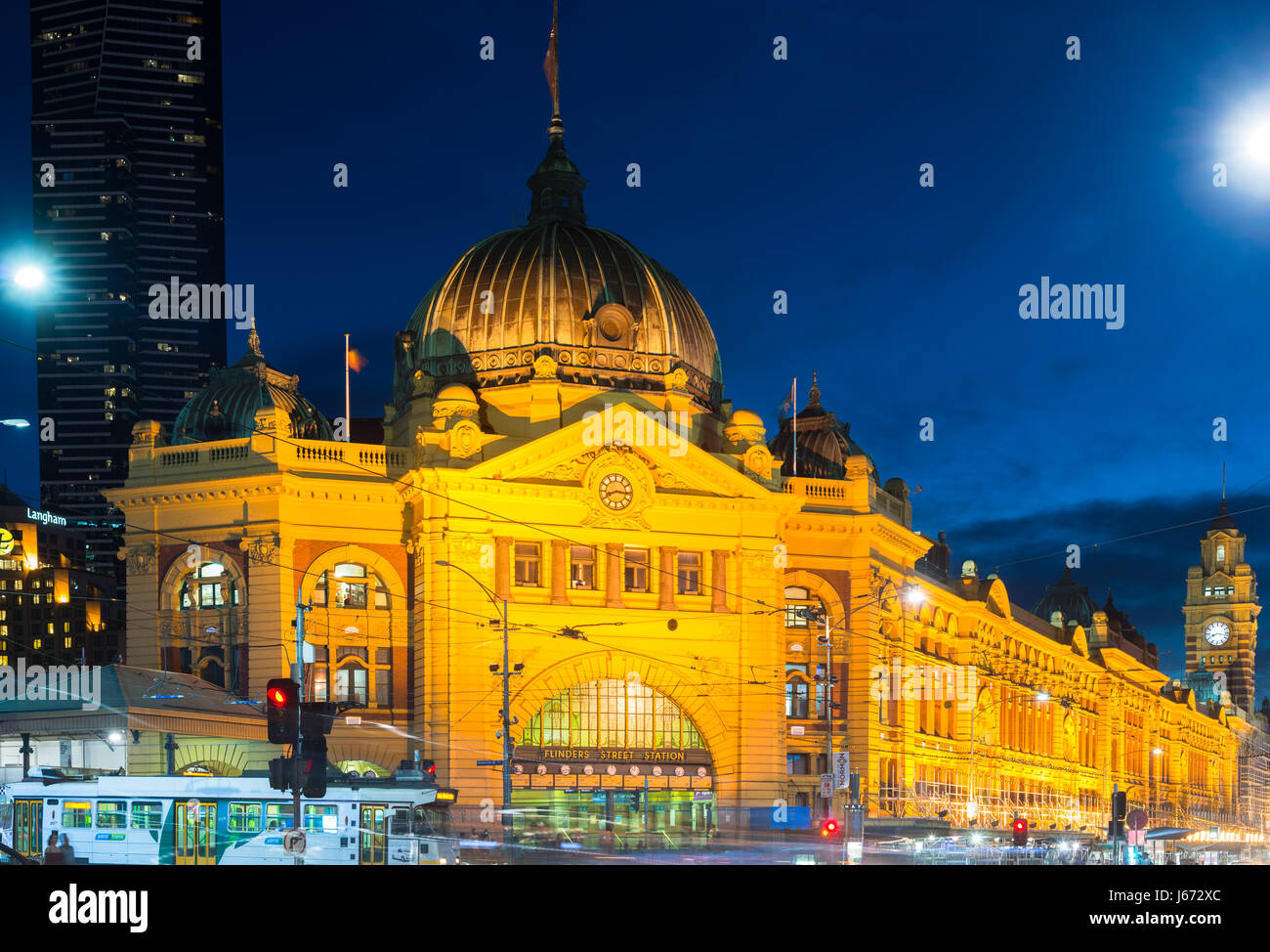 Flinders Bahnhof nach Einbruch der Dunkelheit. Melbourne. Australien. Stockfoto