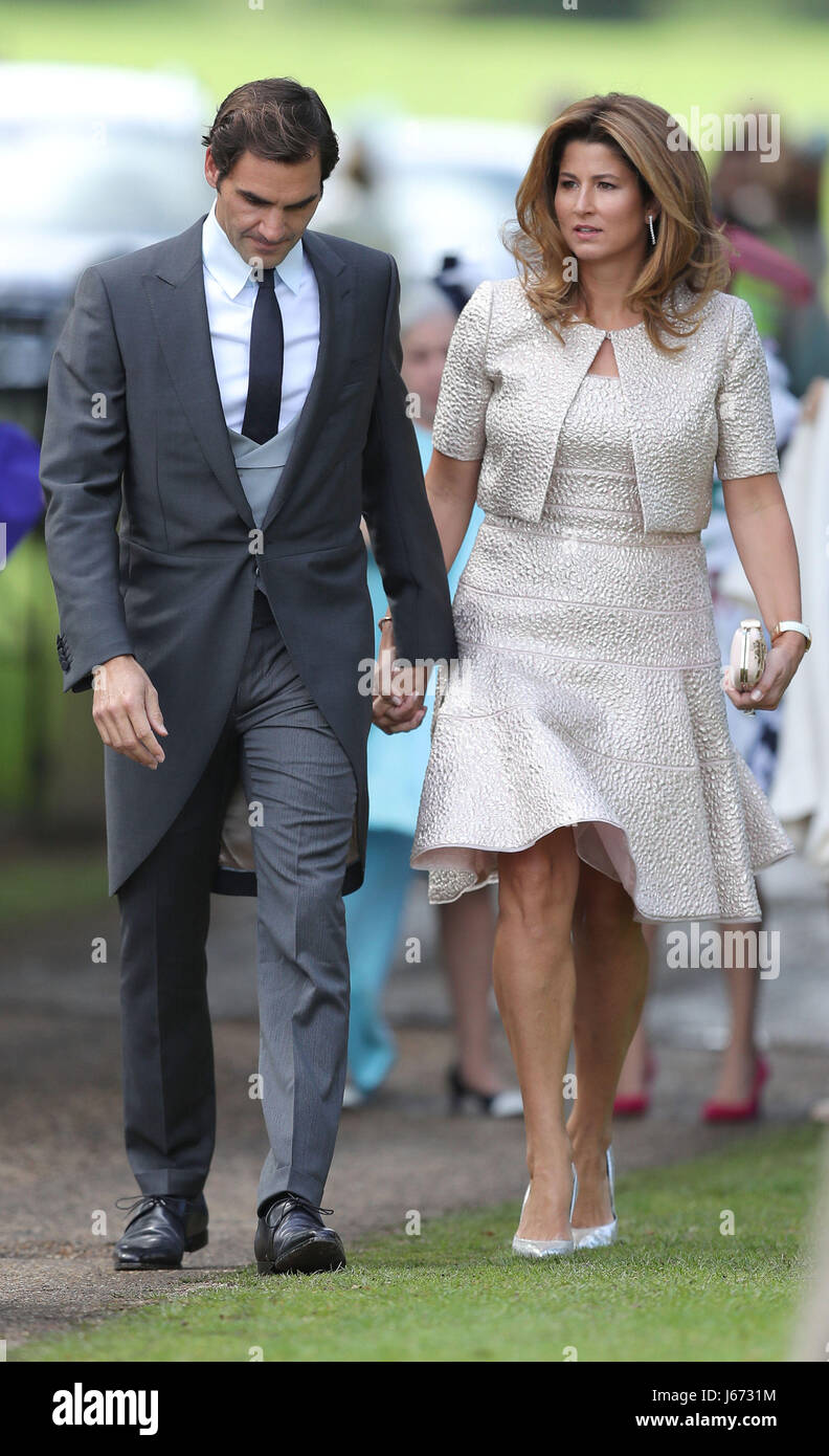 Roger Federer und seine Frau Mirka kommen vor der Hochzeit der Herzogin von  Cambridge Schwester Pippa Middleton ihrem Millionär Bräutigam James  Matthews, nannte die Gesellschaft Hochzeit des Jahres in St. Markus-Kirche  in