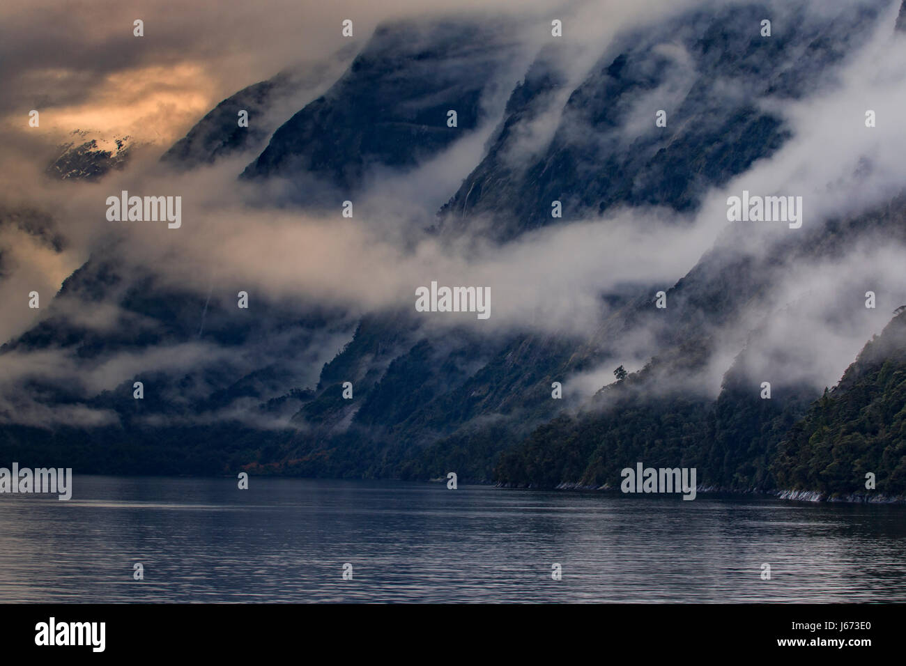 neblig Bergszene Milfordsound Fiordland Nationalpark Soutn Insel Neuseeland wichtige Reisen desination Stockfoto