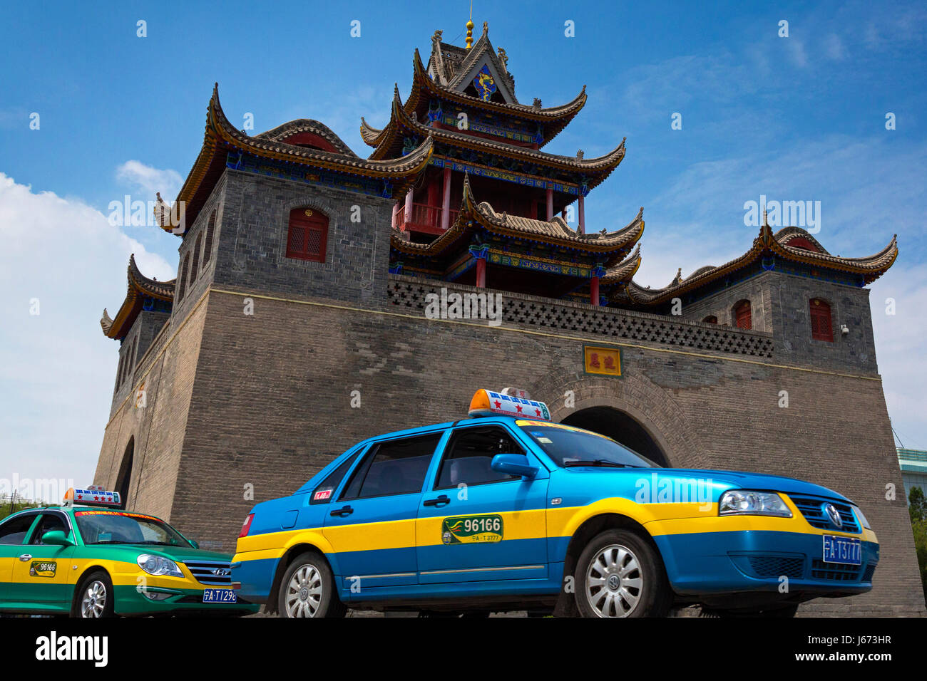 Verkehr am Trommel- und Glockenturm, Yinchuan, Ningxia, China Stockfoto
