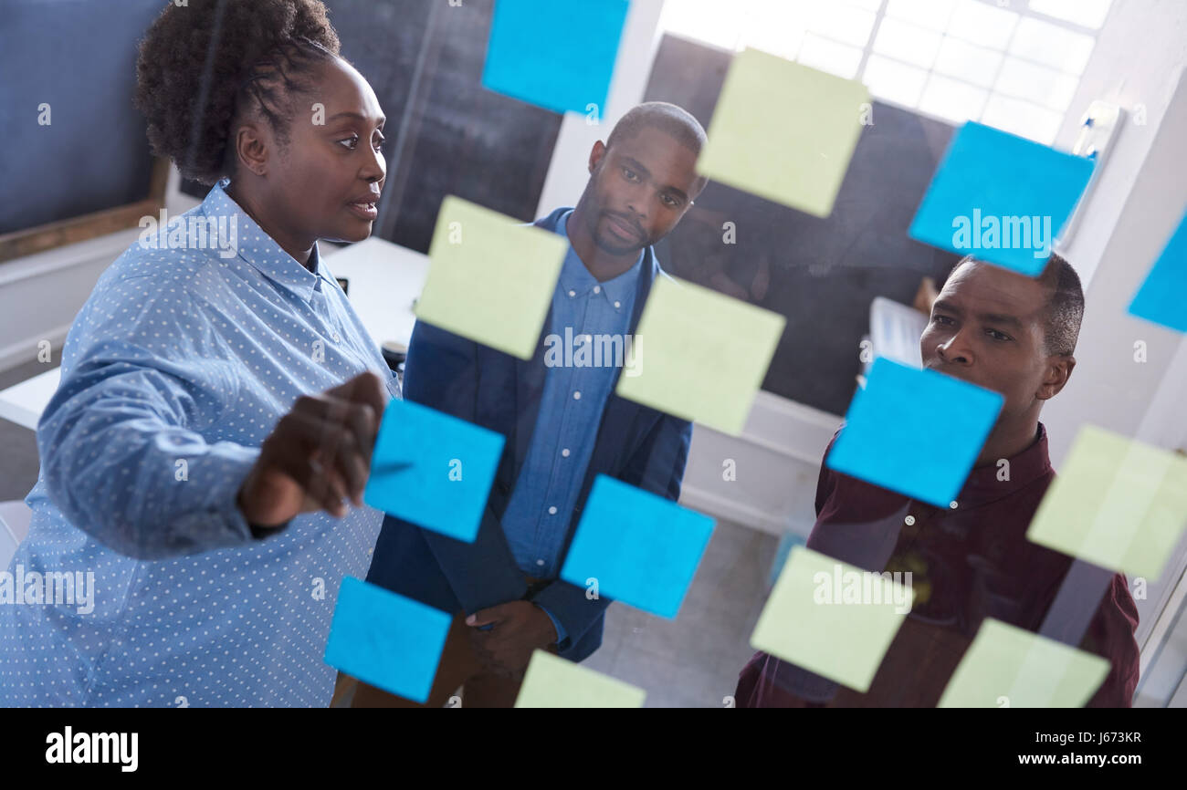 Konzentrierte sich afrikanische Kollegen brainstorming zusammen in einem Büro Stockfoto