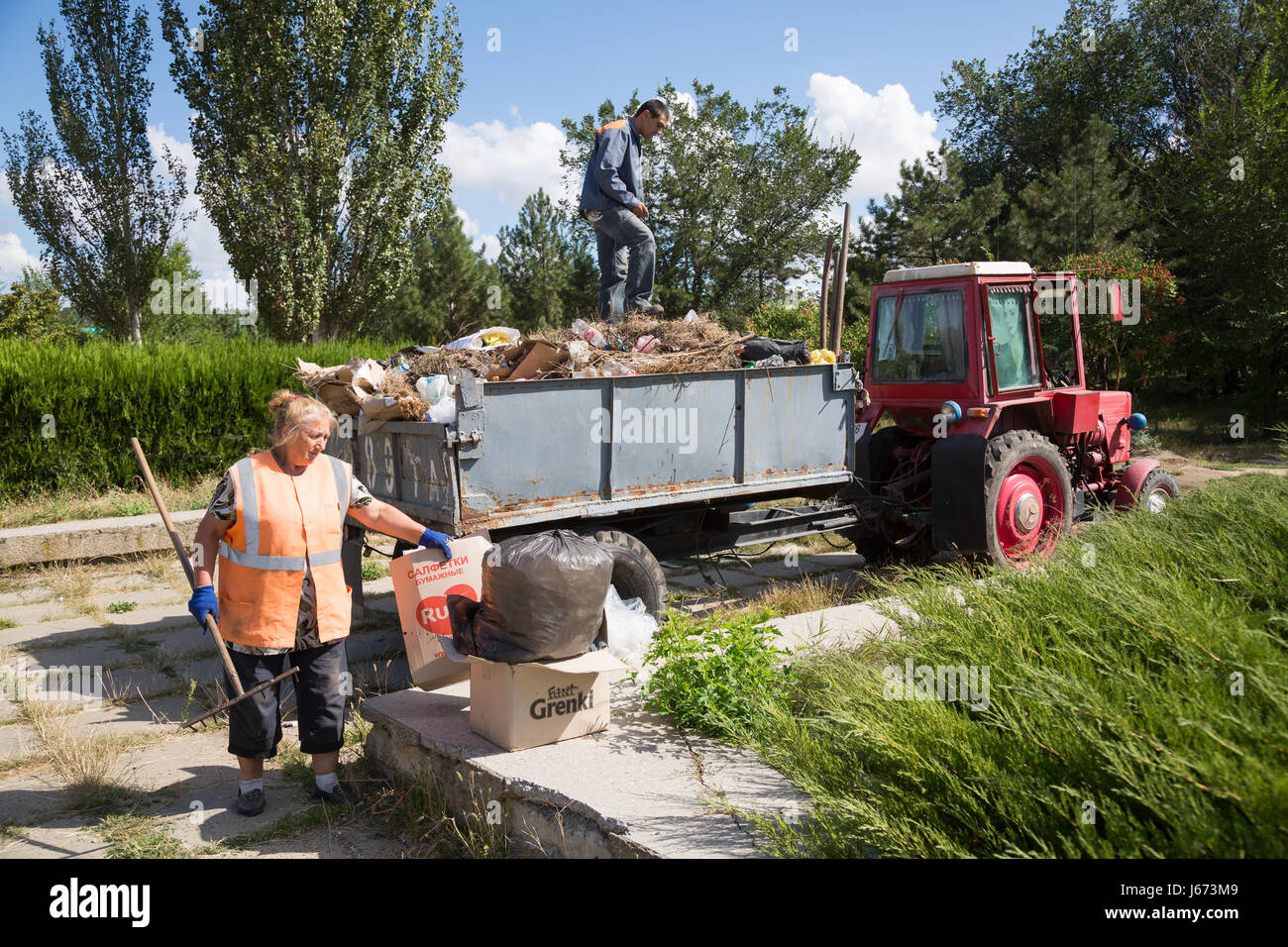 26.08.2016, Moldawien, Transnistrien, Tiraspol - Stadtreinigung Saeubert einen Platz in der Mitte. Transnistrien ist eine abstoßende moldauischen Republik unter russischem Einfluss östlich des Flusses Dnister. Die Region split im Jahr 1990 aus der Republik Moldau und ist und wird nicht von jedem anderen Land anerkannt. Auch die Russisch-abhängige Entität ist bekannt als die Transdnestrovian Republik (Pridnestrovkaja Moldavskaja Respublika / PMR). Tiraspol ist die Hauptstadt. 00A160826D064CAROEX. JPG - nicht für den Verkauf in G E R M A N Y, A U S T R I A S W I T Z E R L A N D [MODEL-RELEASE: Nein, PROPERTY-RELEASE: kein (C) Caro Fotoagentur / Bast Stockfoto