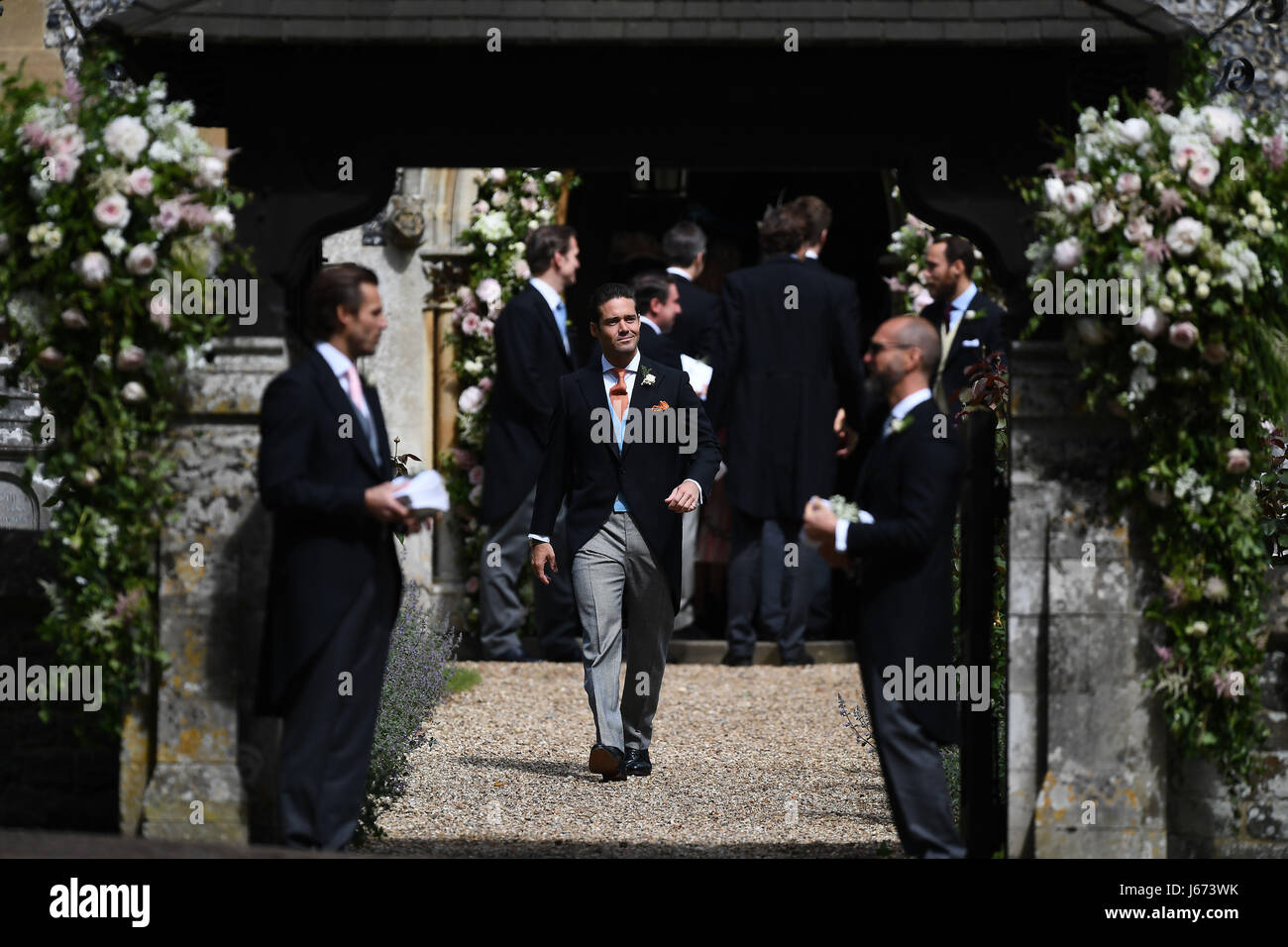 Spencer Matthews (Mitte), der Bruder des Bräutigams James Matthews, Spaziergänge auf den Eingang des St.-Markus Kirche in Englefield, vor der Hochzeit seines Bruders, Pippa Middleton, die Schwester der Herzogin von Cambridge, bei einer Veranstaltung die Gesellschaft Hochzeit des Jahres genannt. Stockfoto