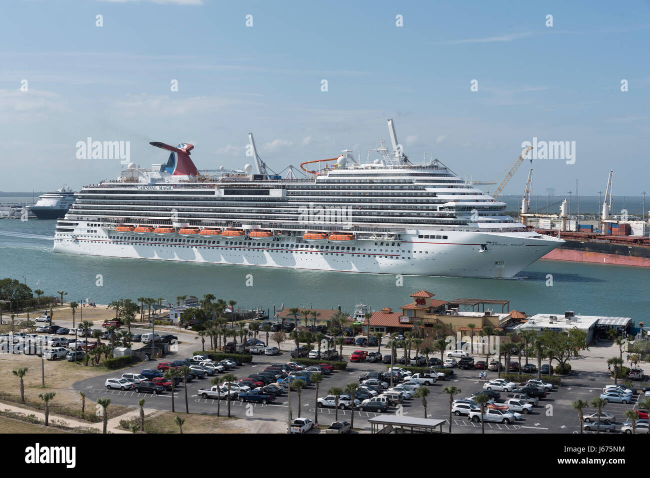 Kreuzfahrtschiff Carnival Magic Port Canaveral Florida USA abfliegen. April 2017 Stockfoto